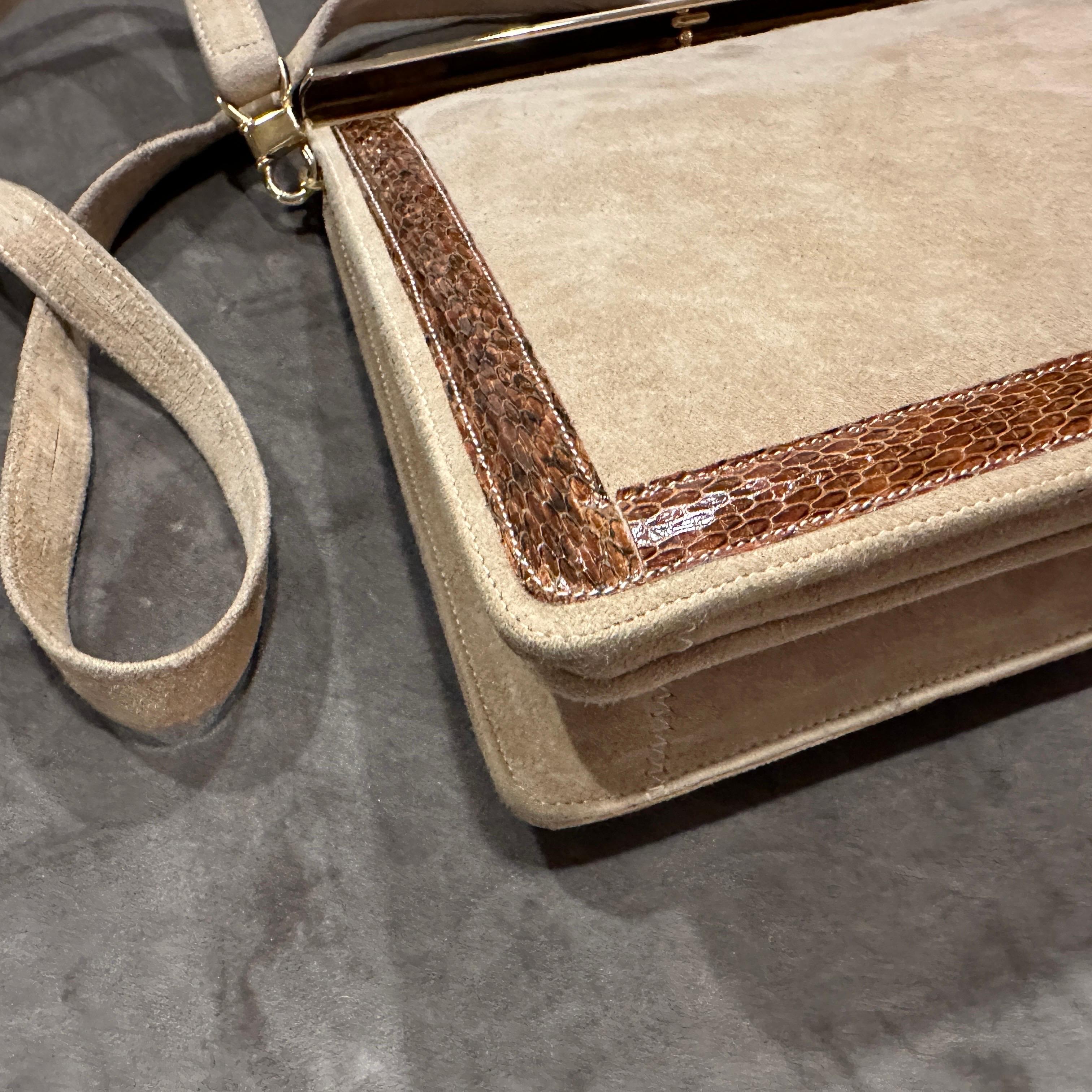 Un élégant sac à bandoulière italien en daim beige et cuir marron des années 1980 en vente 7