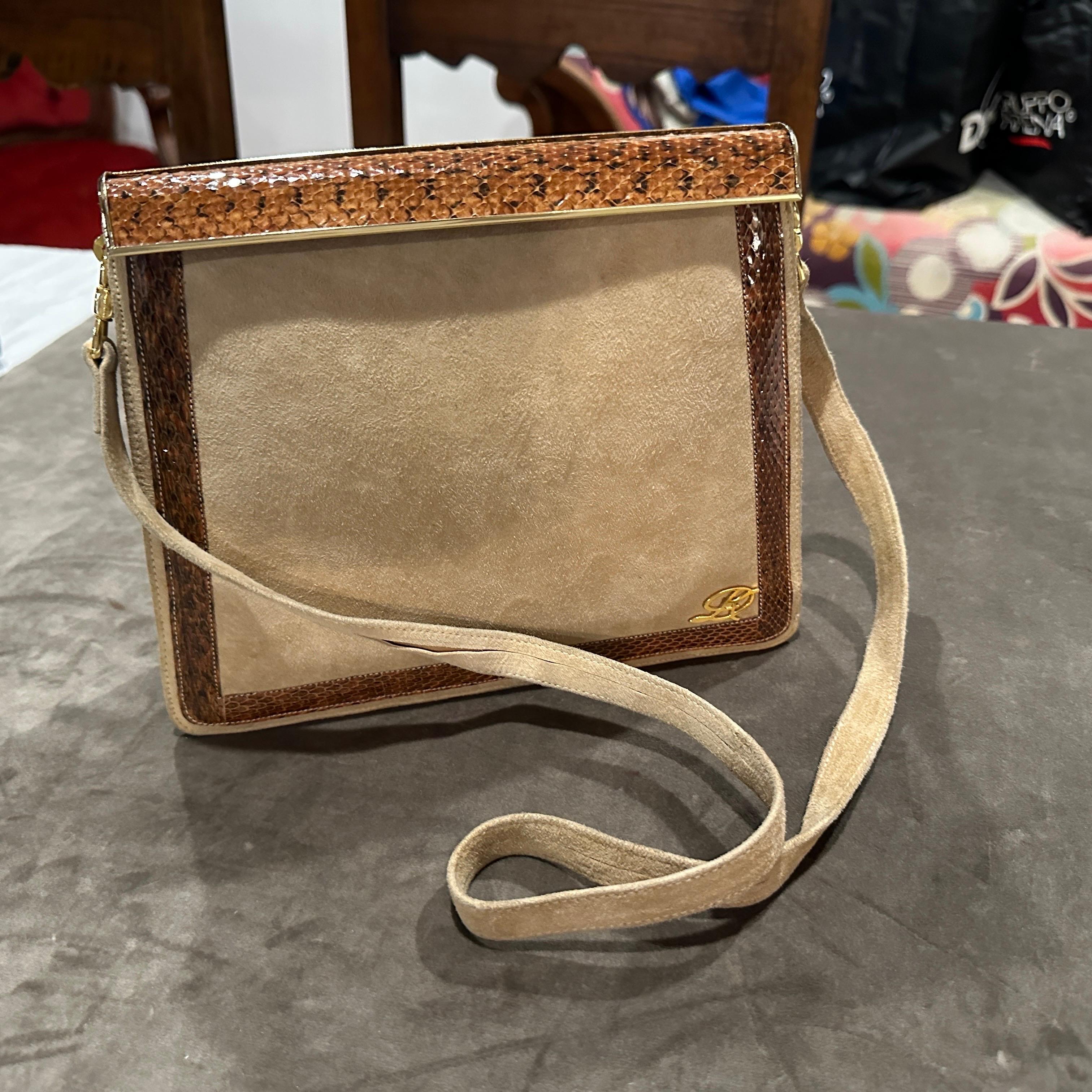 Un élégant sac à bandoulière italien en daim beige et cuir marron des années 1980 en vente 8