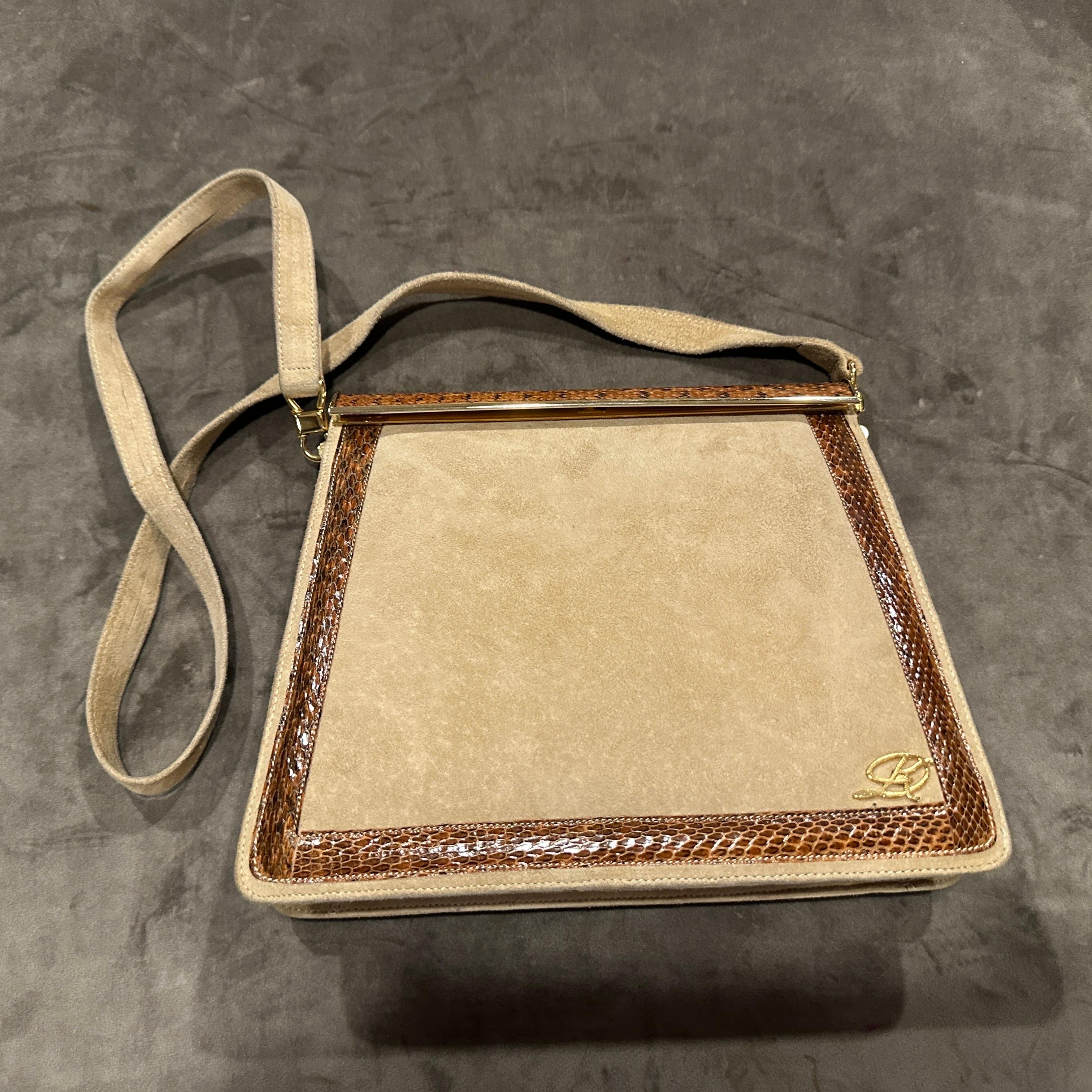 Un élégant sac à bandoulière italien en daim beige et cuir marron des années 1980 en vente 9
