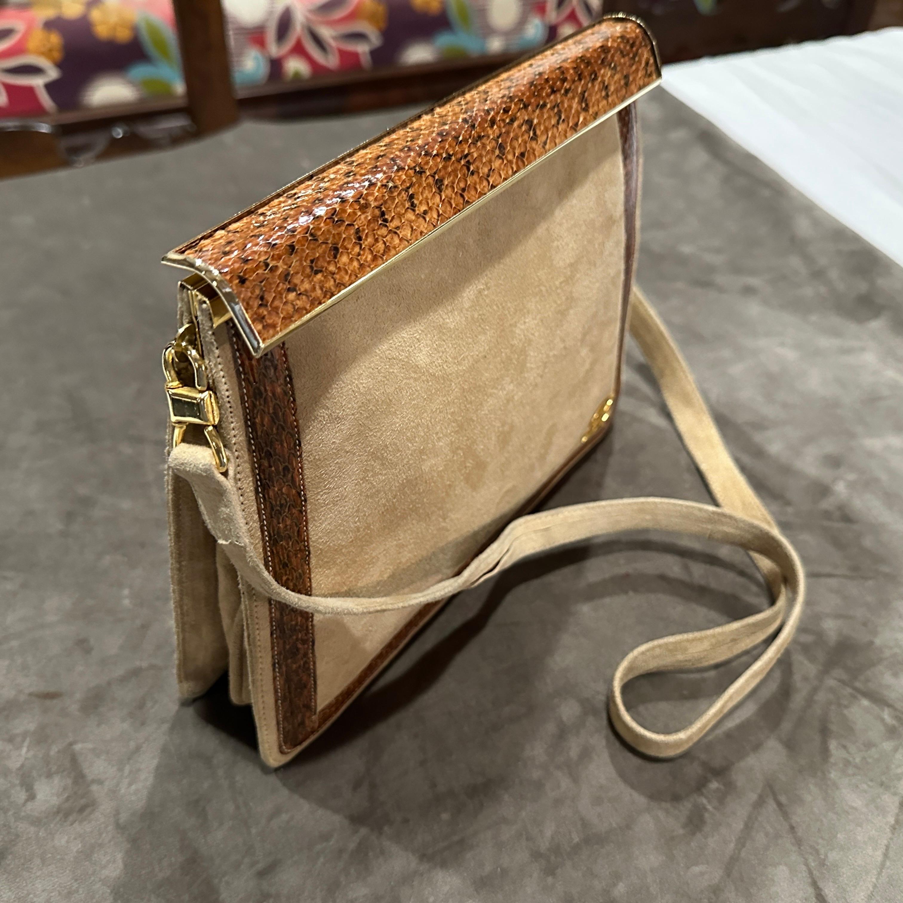 Un élégant sac à bandoulière italien en daim beige et cuir marron des années 1980 en vente 11