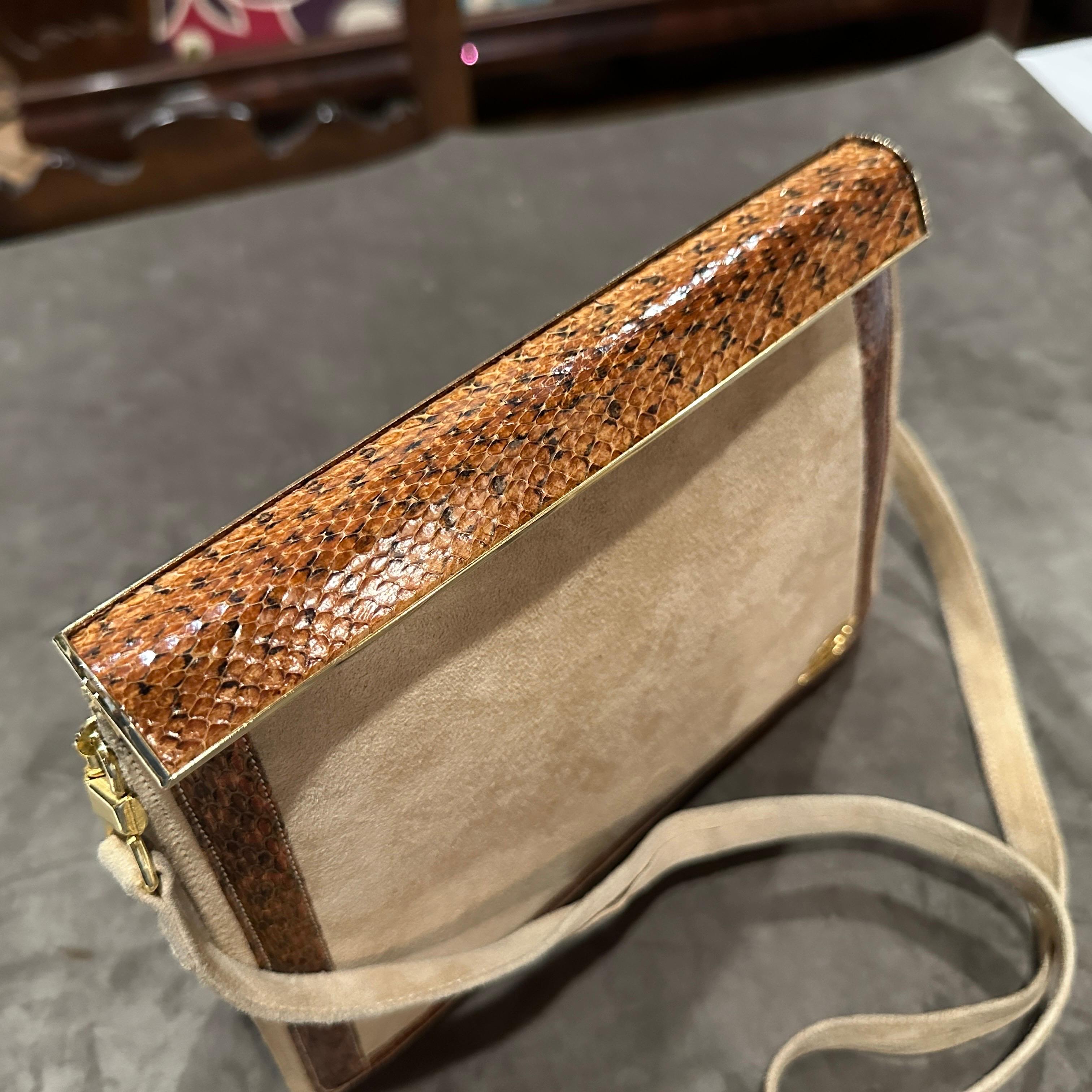 Un élégant sac à bandoulière italien en daim beige et cuir marron des années 1980 en vente 12