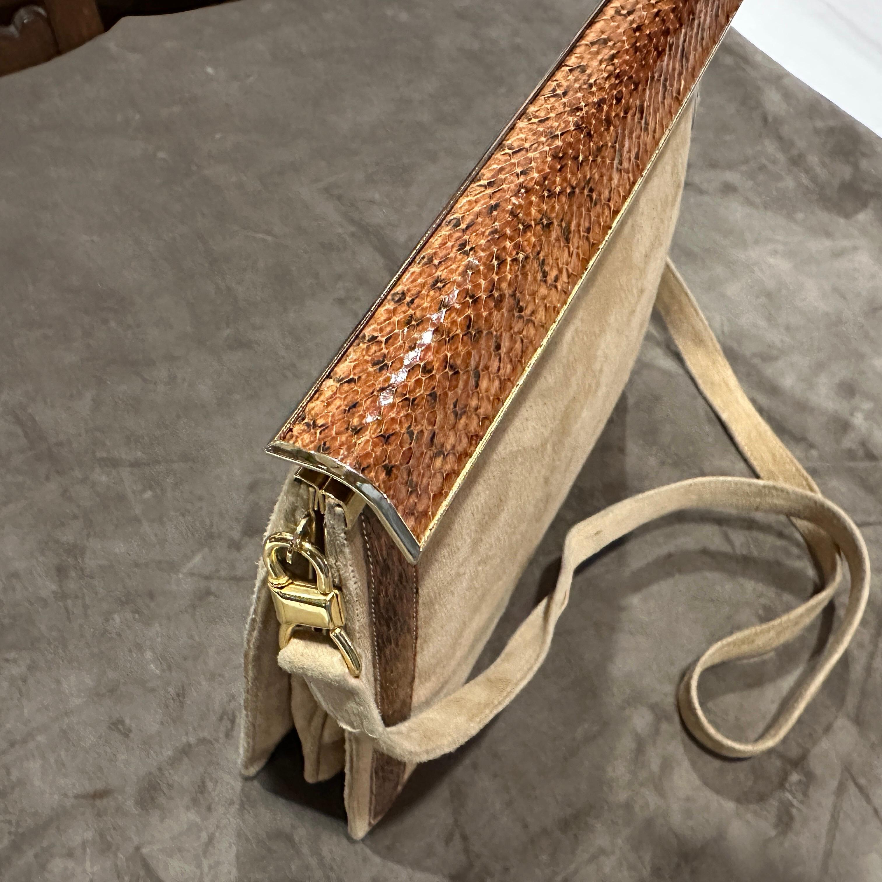 Un élégant sac à bandoulière italien en daim beige et cuir marron des années 1980 en vente 13