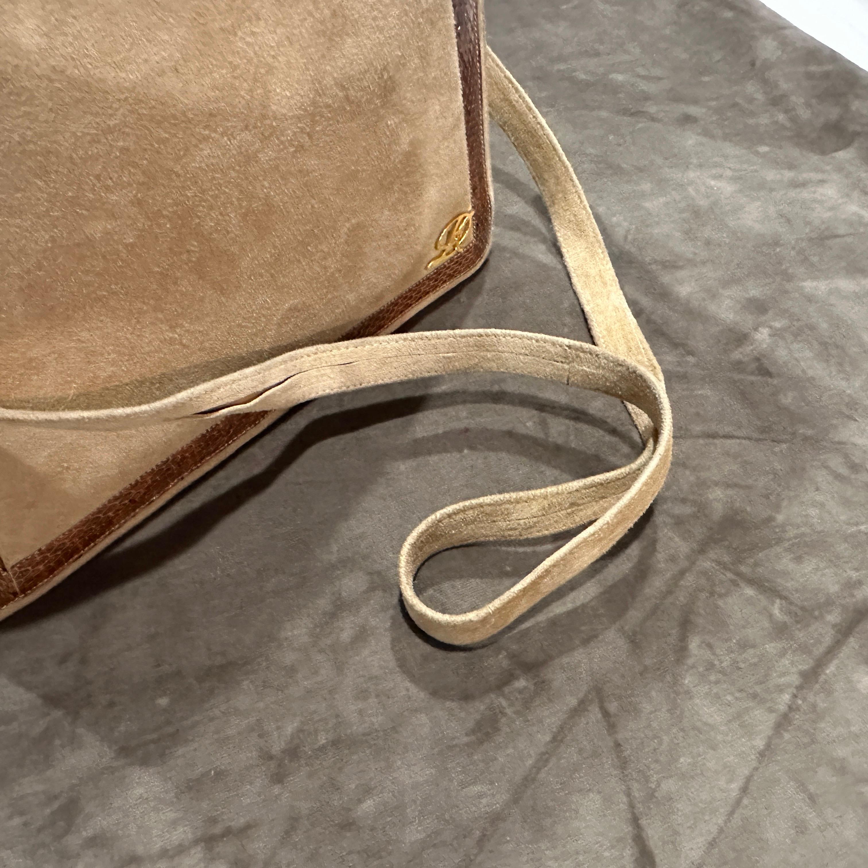 Un élégant sac à bandoulière italien en daim beige et cuir marron des années 1980 en vente 14