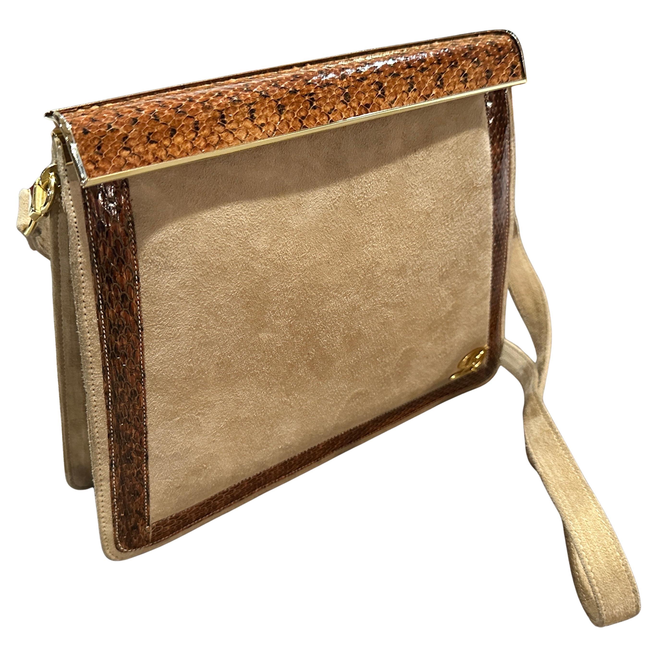 Ce sac à bandoulière vintage est un superbe exemple de l'artisanat italien des années 1980. Le design sophistiqué bicolore présente un corps en daim beige luxueux et doux, magnifiquement contrasté par une garniture en cuir marron riche et structuré.