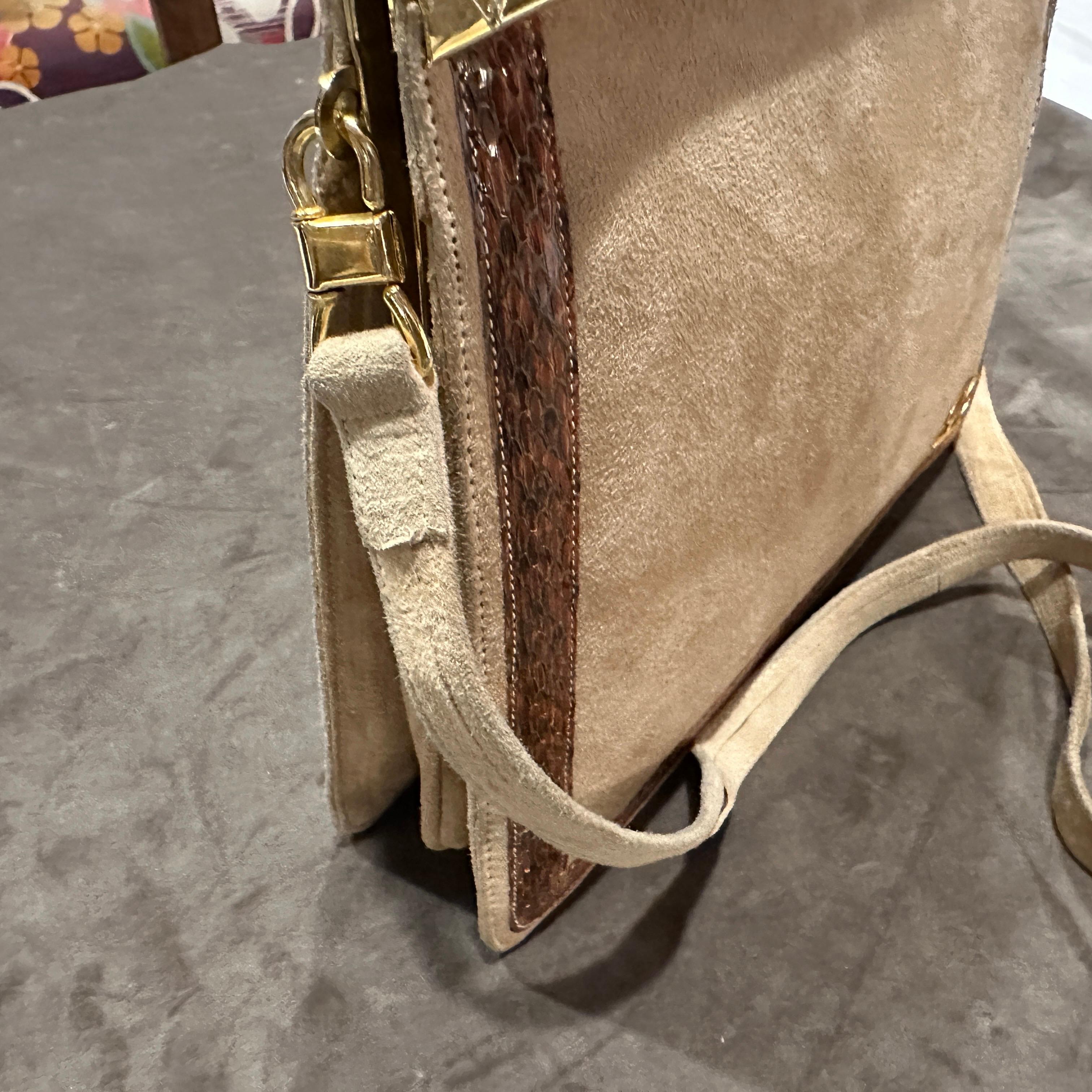 Beige Un élégant sac à bandoulière italien en daim beige et cuir marron des années 1980 en vente