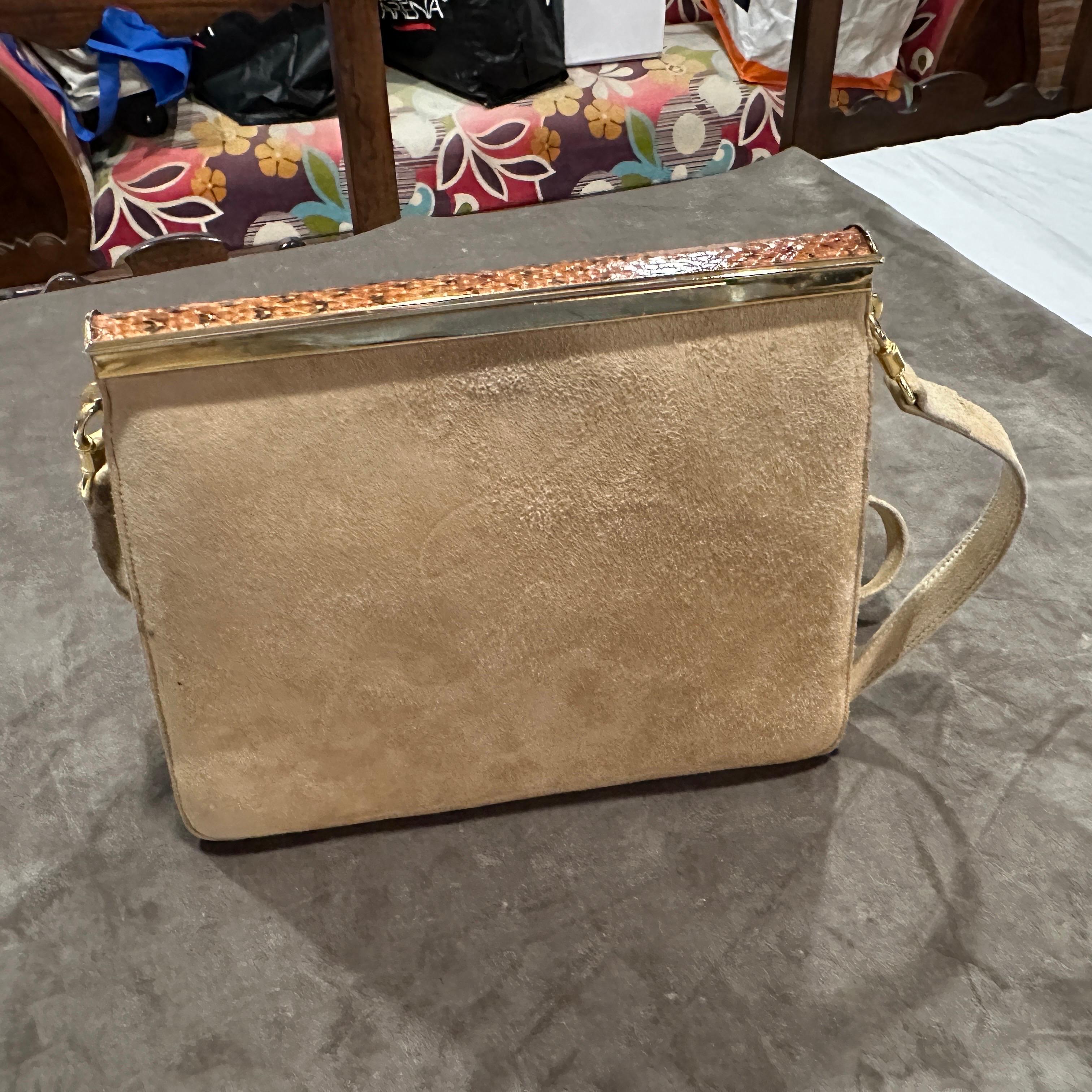 Un élégant sac à bandoulière italien en daim beige et cuir marron des années 1980 Excellent état - En vente à Aci Castello, IT