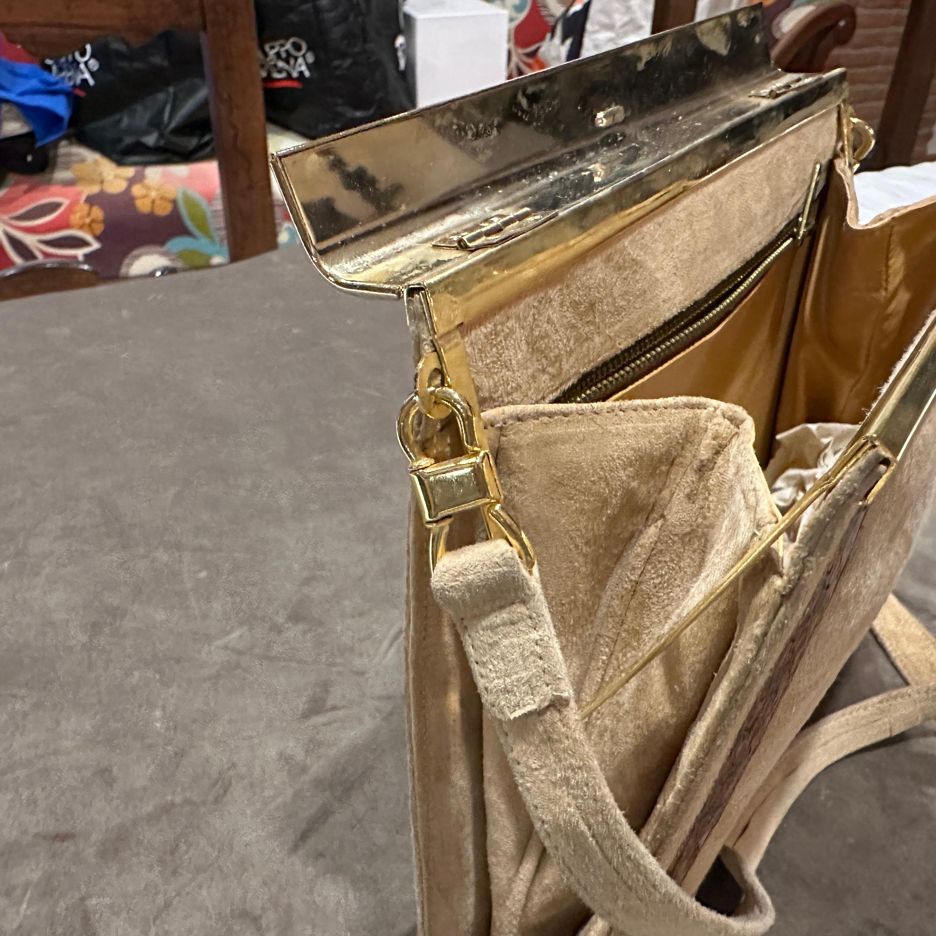 Un élégant sac à bandoulière italien en daim beige et cuir marron des années 1980 Pour femmes en vente