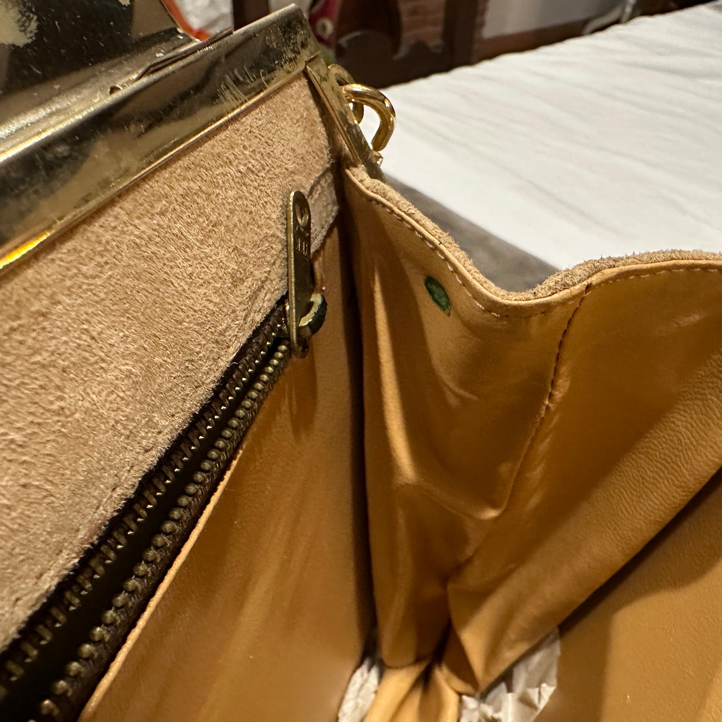 Un élégant sac à bandoulière italien en daim beige et cuir marron des années 1980 en vente 1