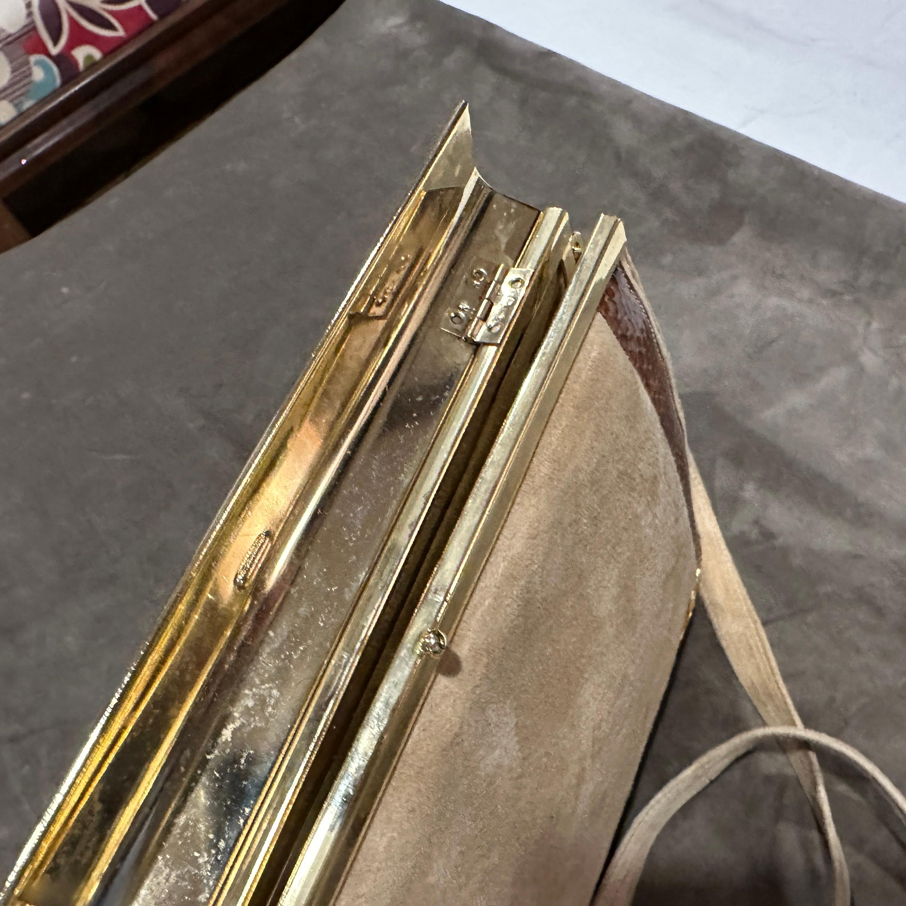 Un élégant sac à bandoulière italien en daim beige et cuir marron des années 1980 en vente 3