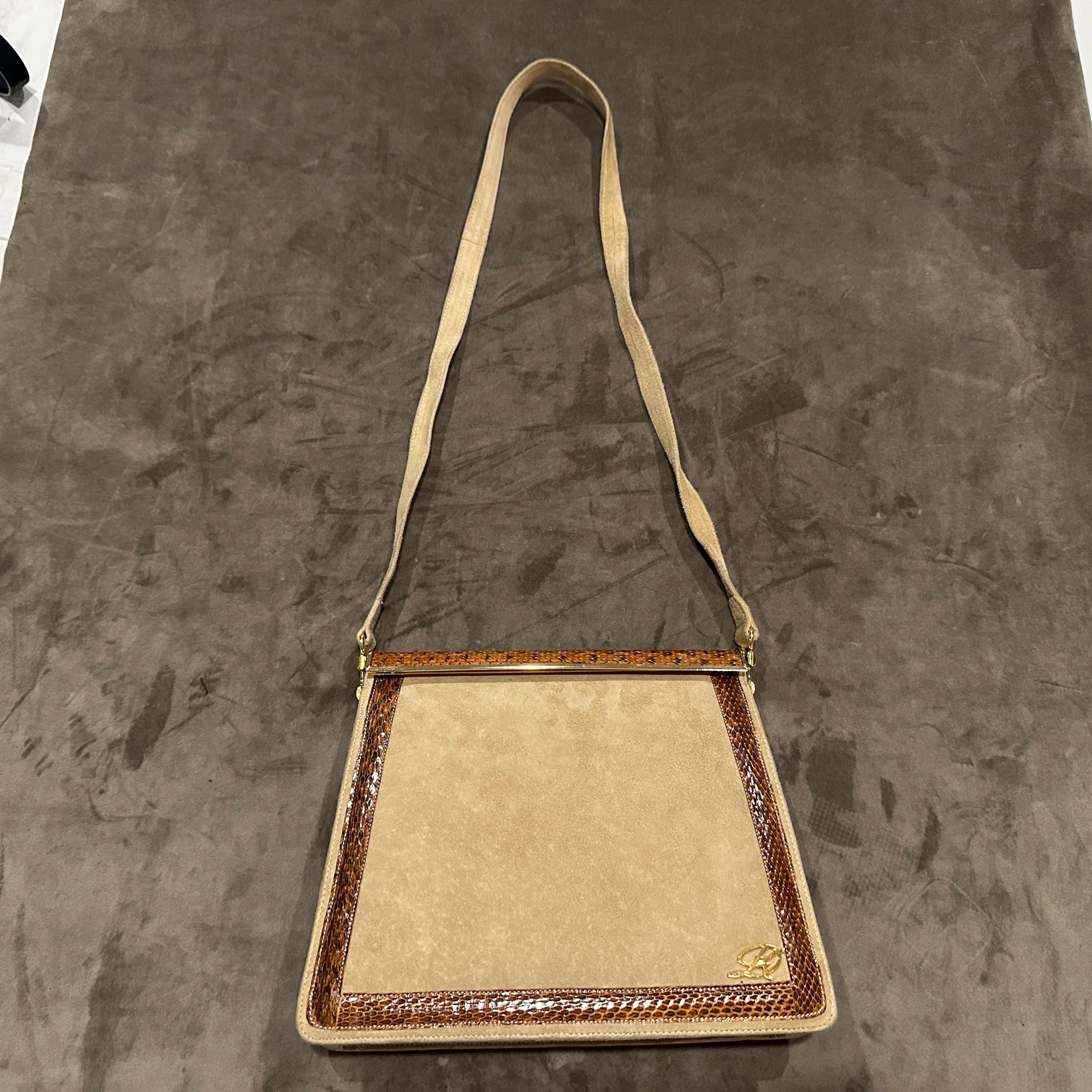 Un élégant sac à bandoulière italien en daim beige et cuir marron des années 1980 en vente 4