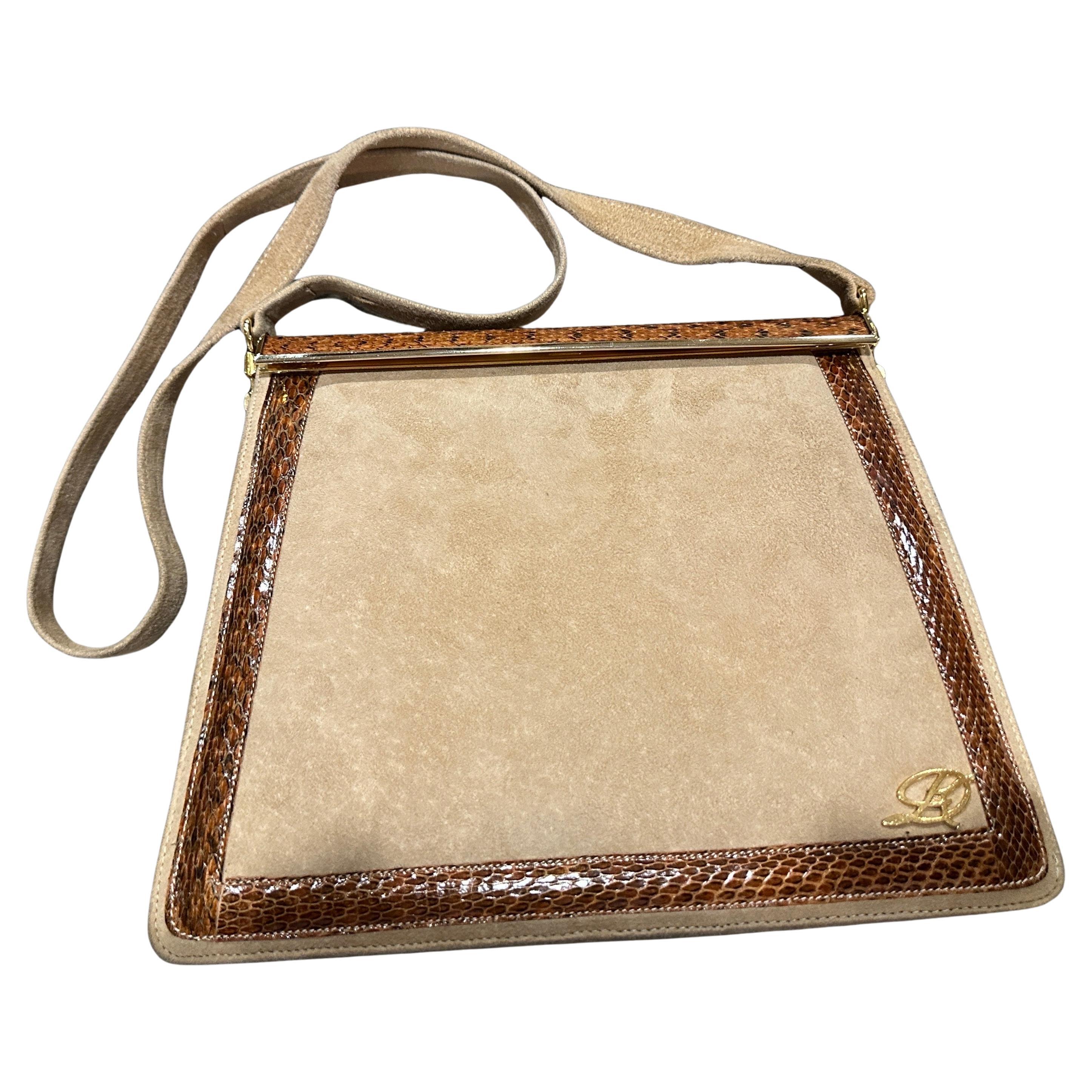 Un'elegante borsa a tracolla italiana anni '80 in pelle scamosciata beige e marrone