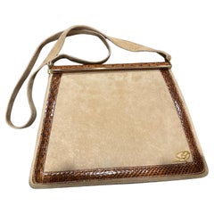 Un'elegante borsa a tracolla italiana anni '80 in pelle scamosciata beige e marrone