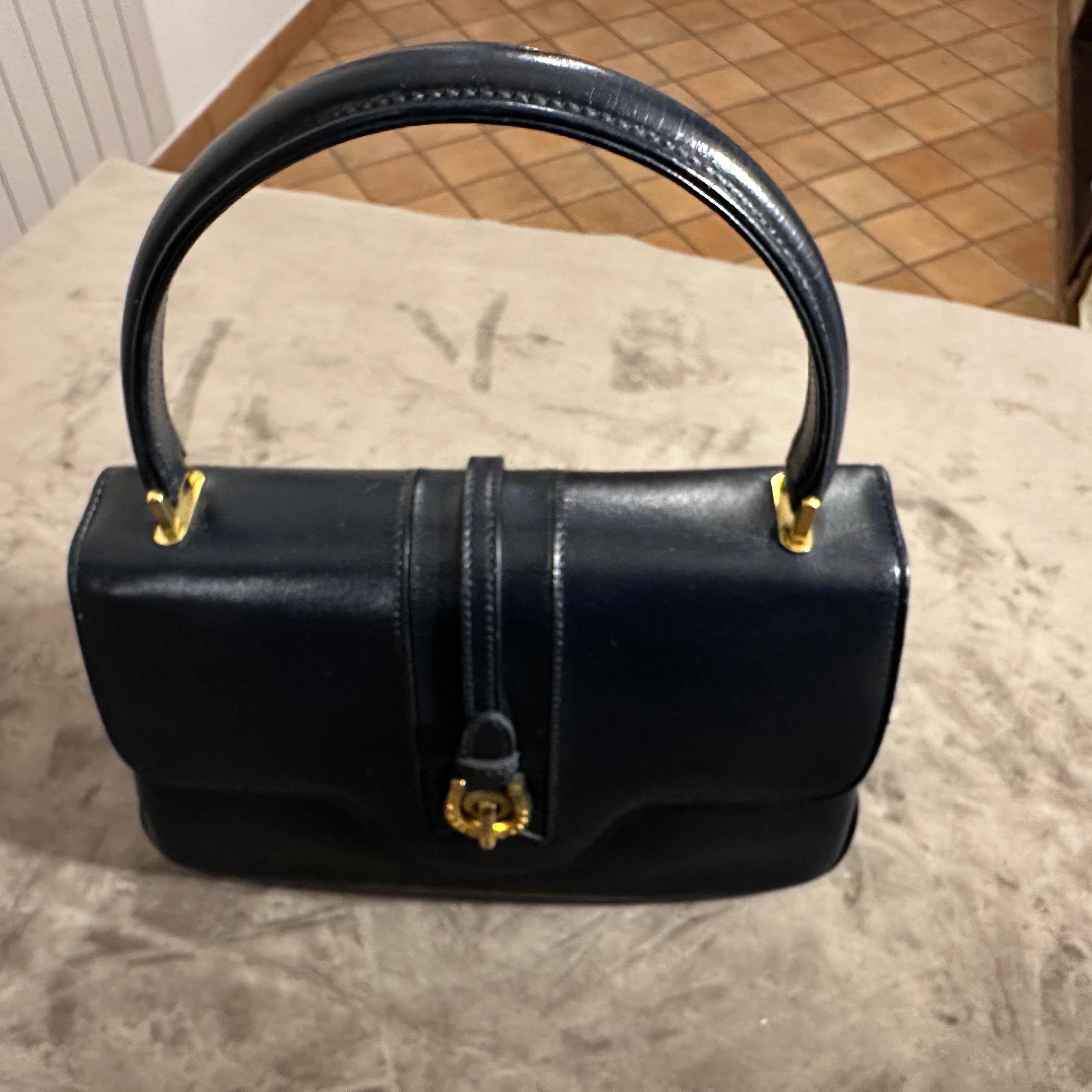 An Elegant 1980s Blue Leather and Brass Hand-Bag by Gucci In Excellent Condition In Aci Castello, IT