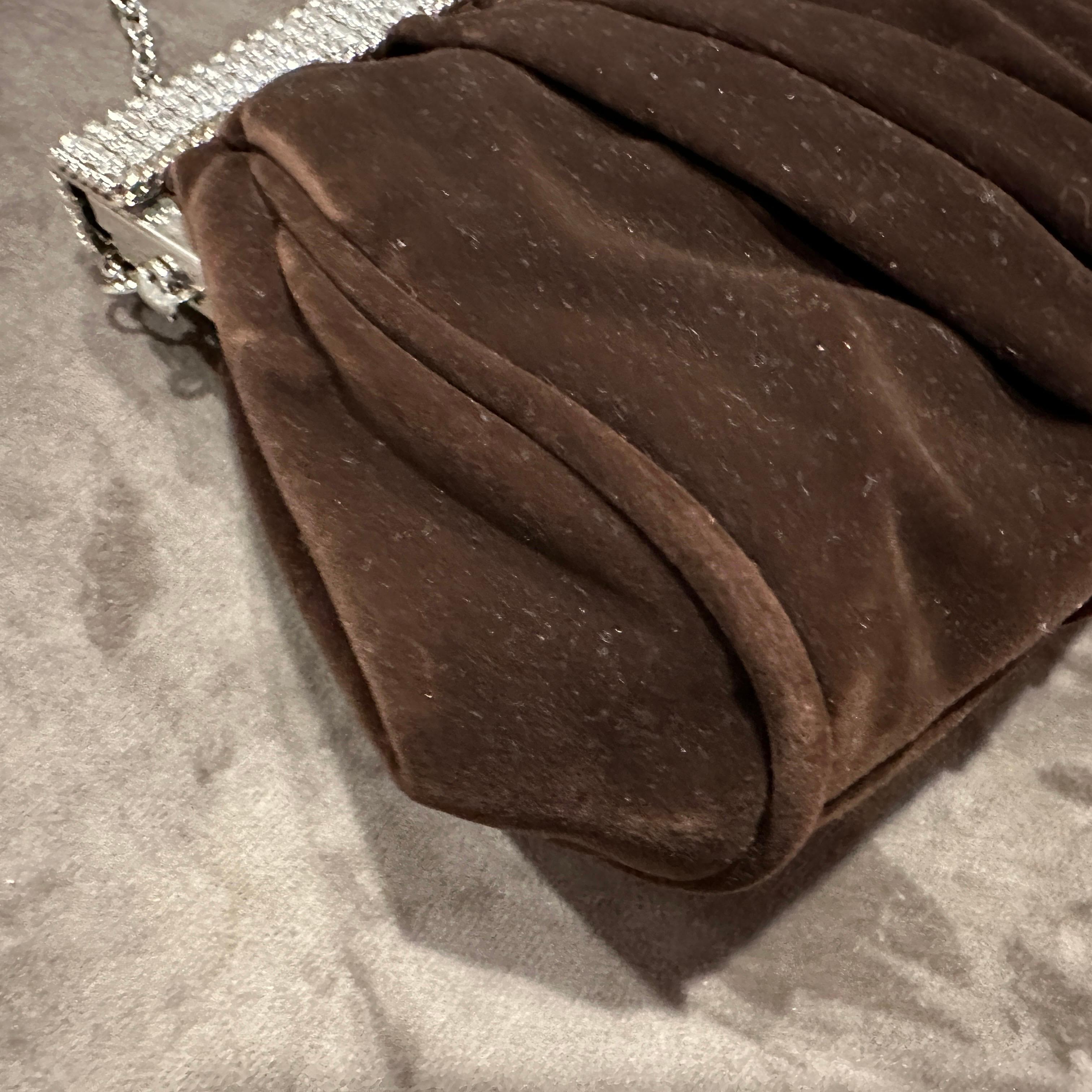 Un'elegante borsa da sera italiana anni '80 in pelle scamosciata marrone e strass in vendita 5