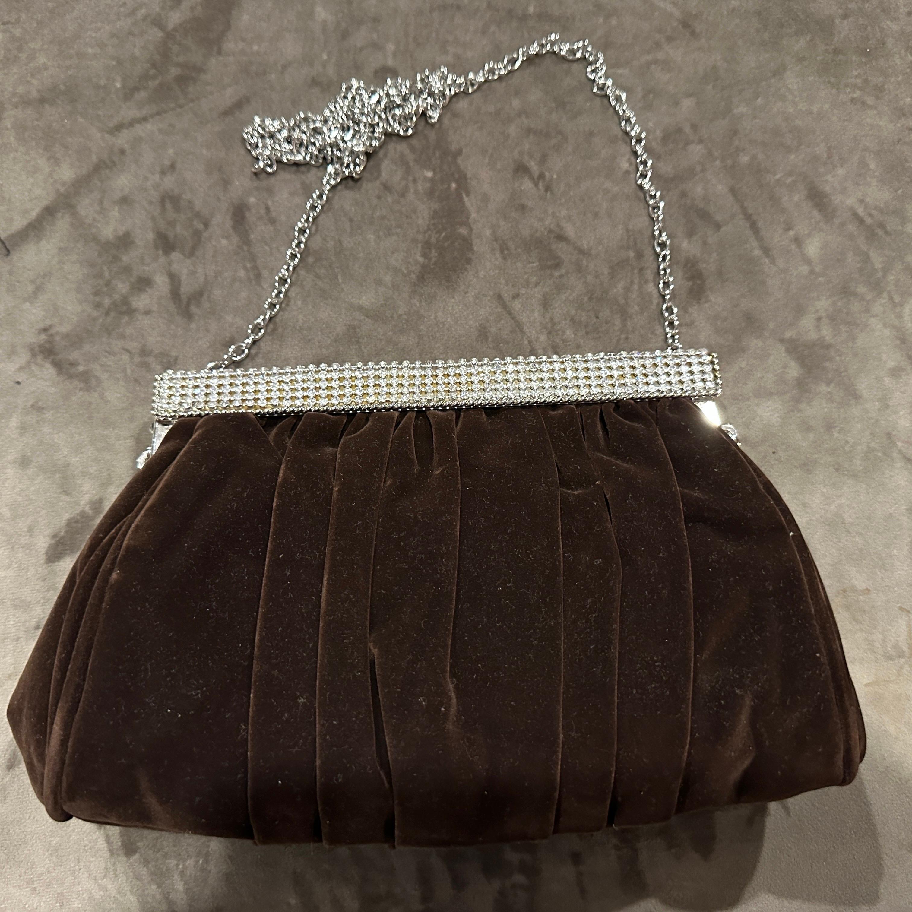 Un'elegante borsa da sera italiana anni '80 in pelle scamosciata marrone e strass in vendita 6