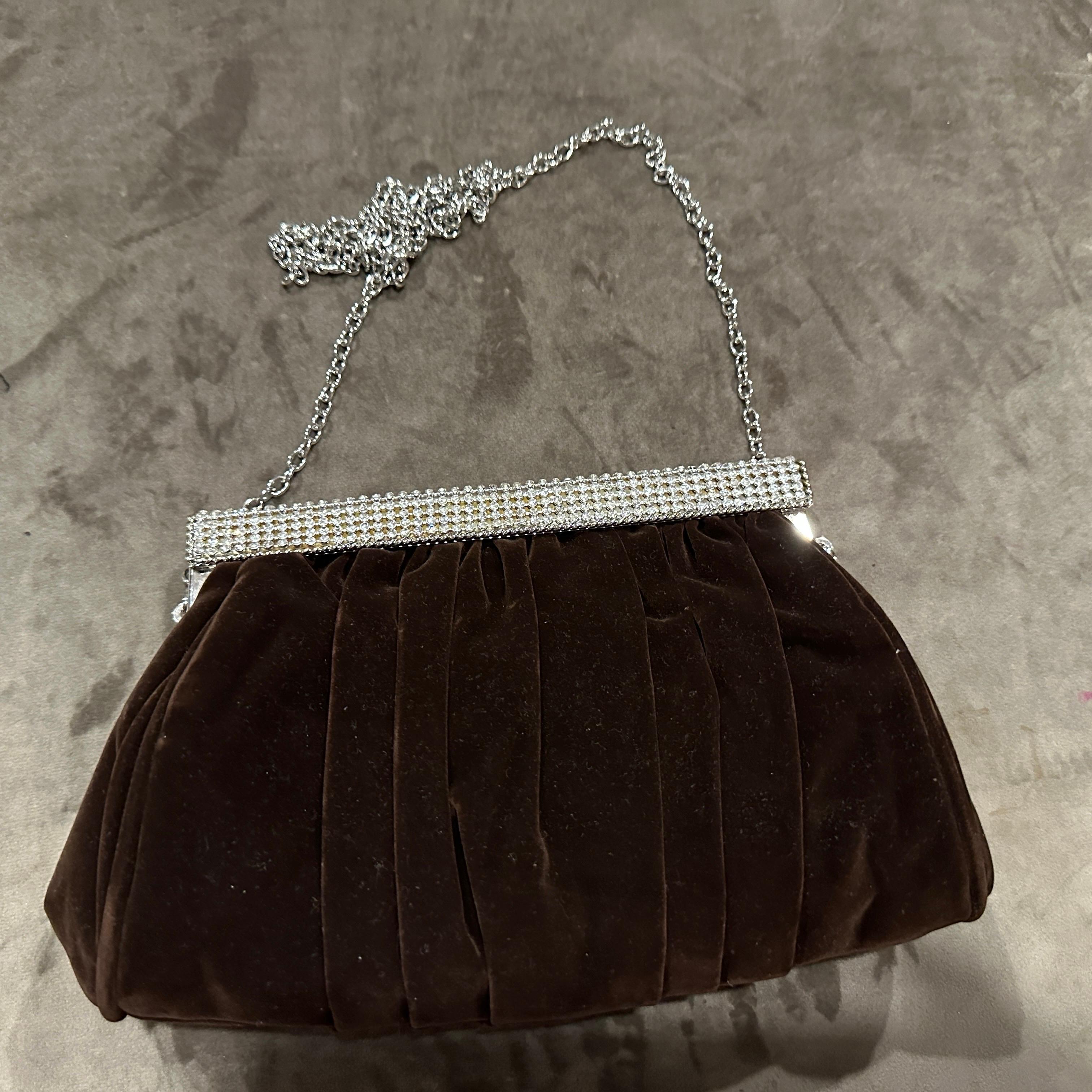 Un'elegante borsa da sera italiana anni '80 in pelle scamosciata marrone e strass in vendita 8