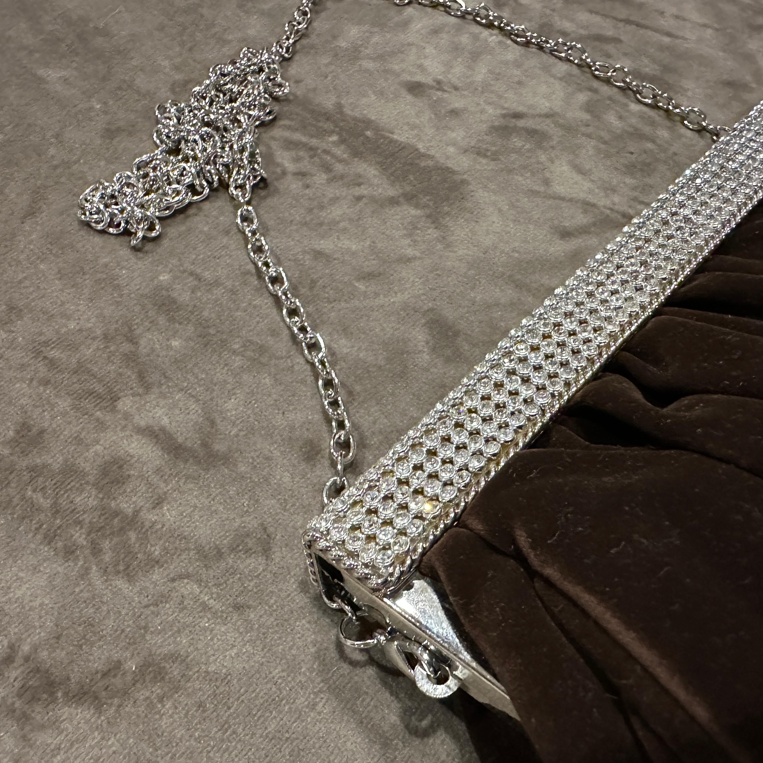 Un'elegante borsa da sera italiana anni '80 in pelle scamosciata marrone e strass in vendita 9
