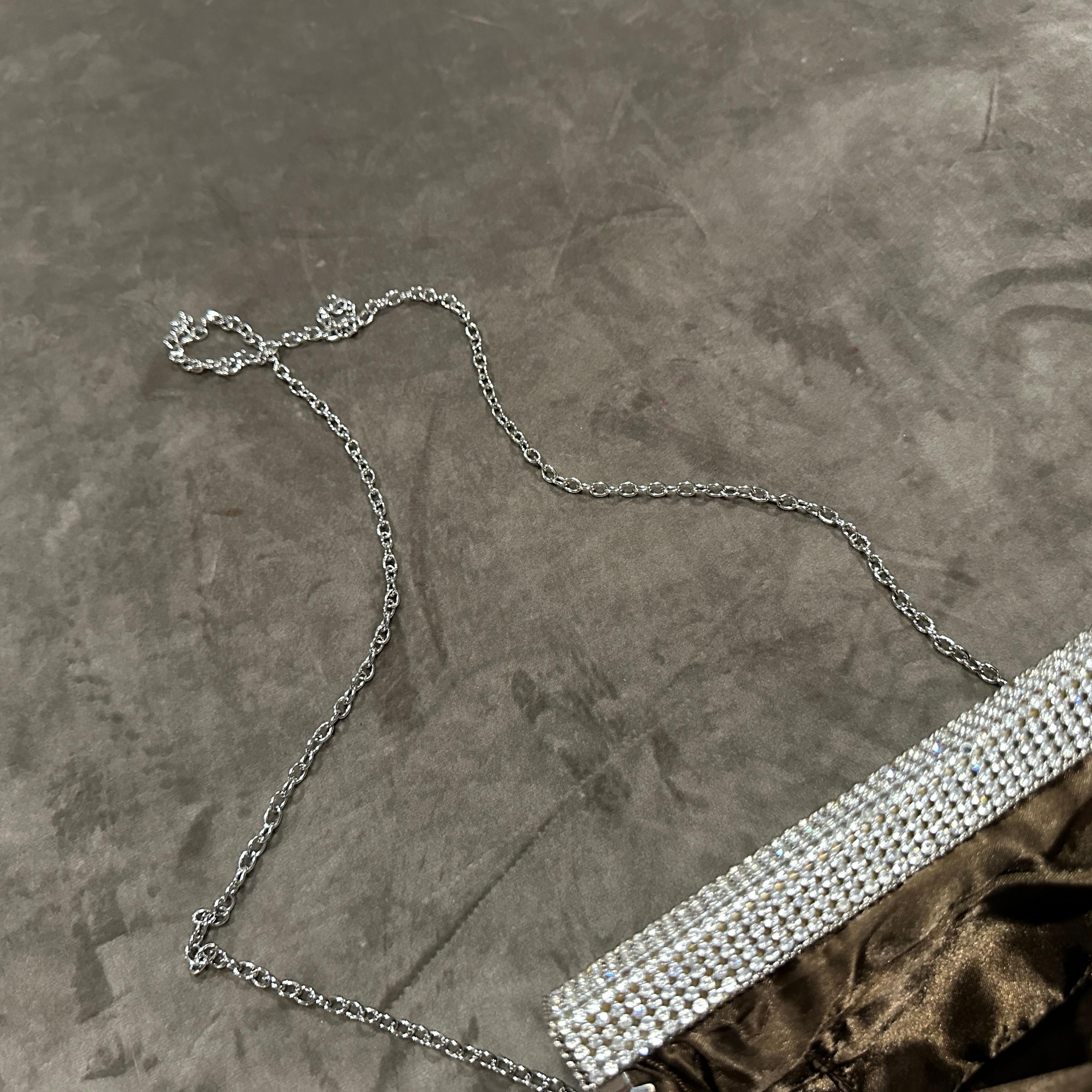 Un'elegante borsa da sera italiana anni '80 in pelle scamosciata marrone e strass in vendita 10