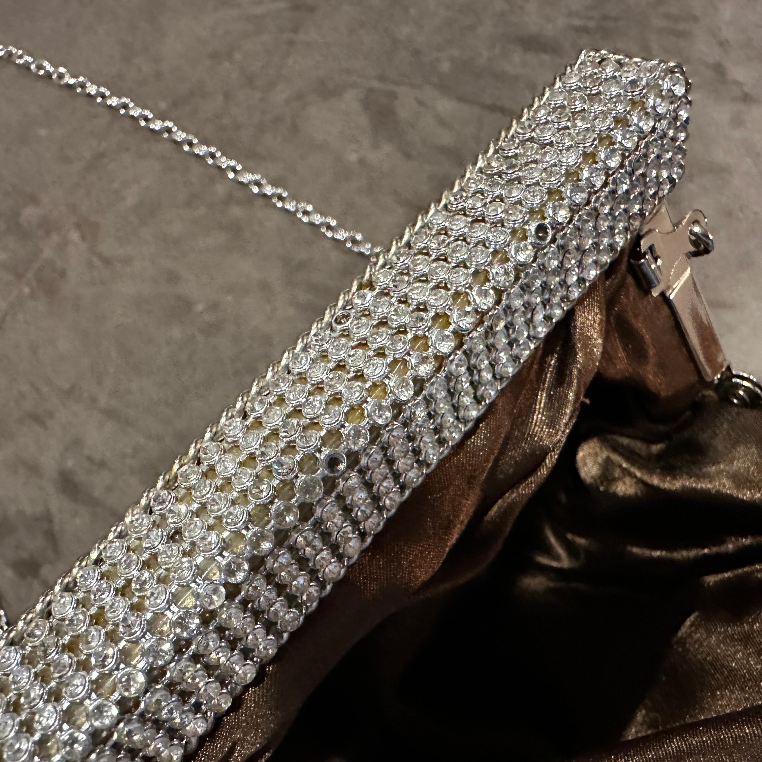 Un'elegante borsa da sera italiana anni '80 in pelle scamosciata marrone e strass in vendita 11