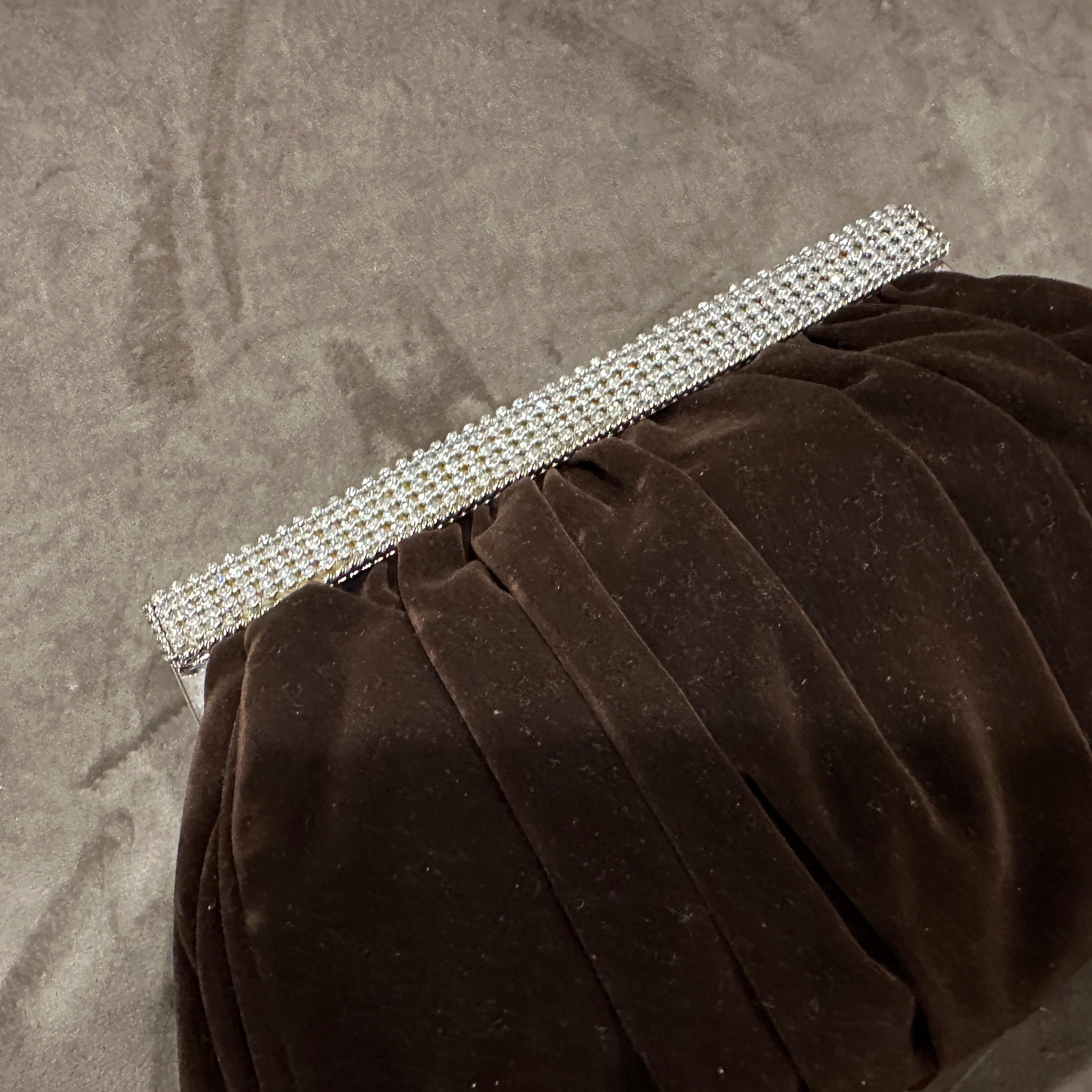 Un'elegante borsa da sera italiana anni '80 in pelle scamosciata marrone e strass in vendita 12
