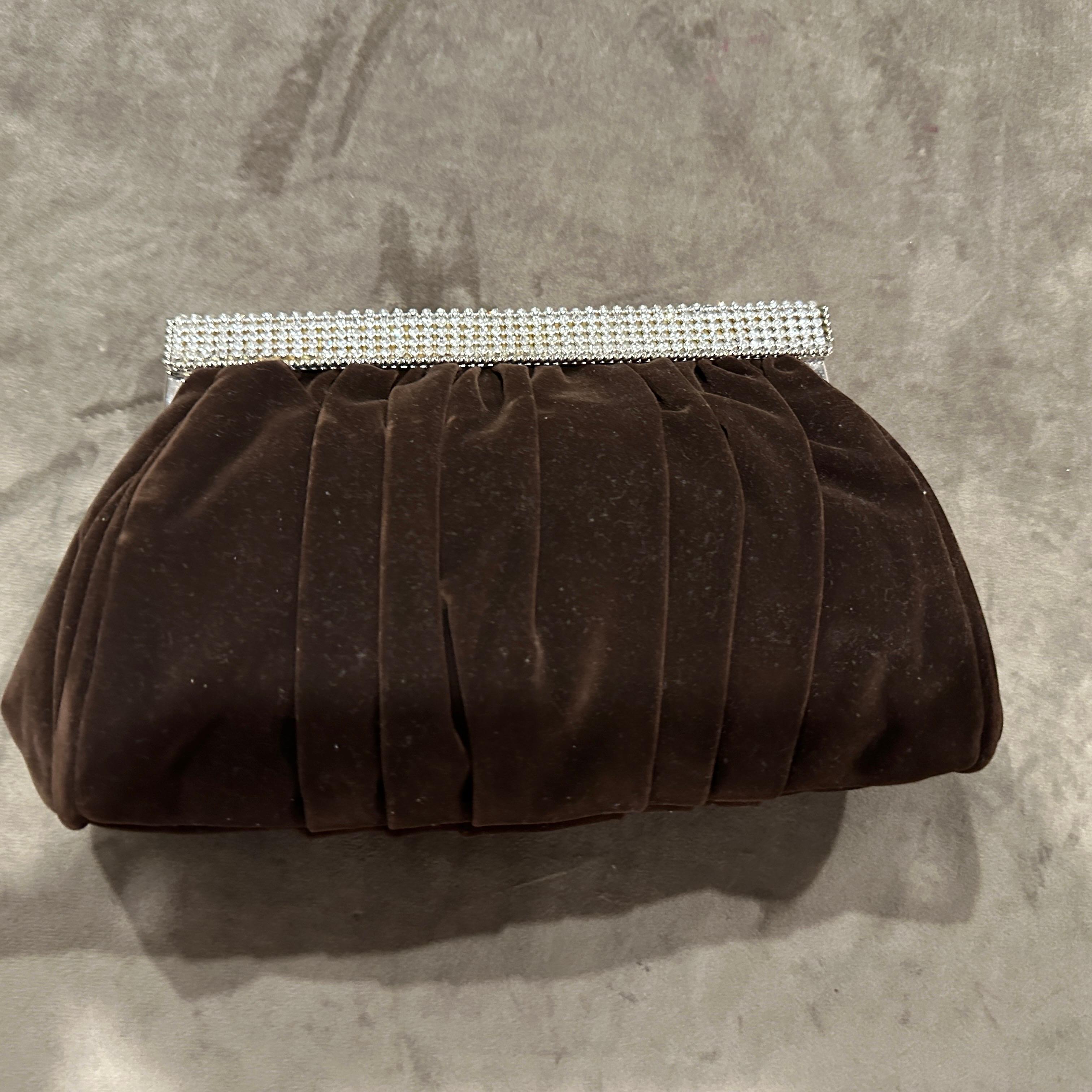 Un'elegante borsa da sera italiana anni '80 in pelle scamosciata marrone e strass in vendita 15