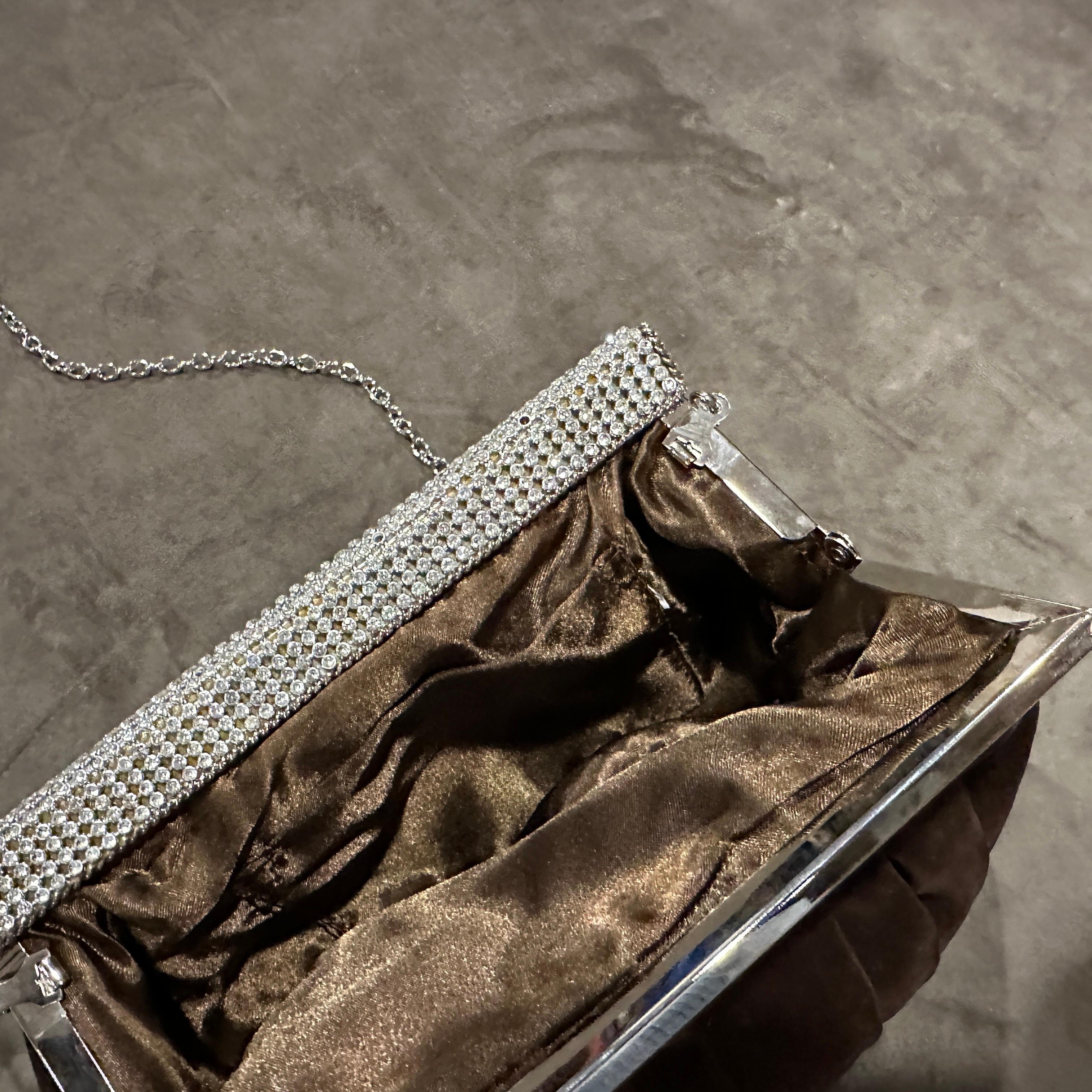 Un'elegante borsa da sera italiana anni '80 in pelle scamosciata marrone e strass In condizioni ottime in vendita a Aci Castello, IT