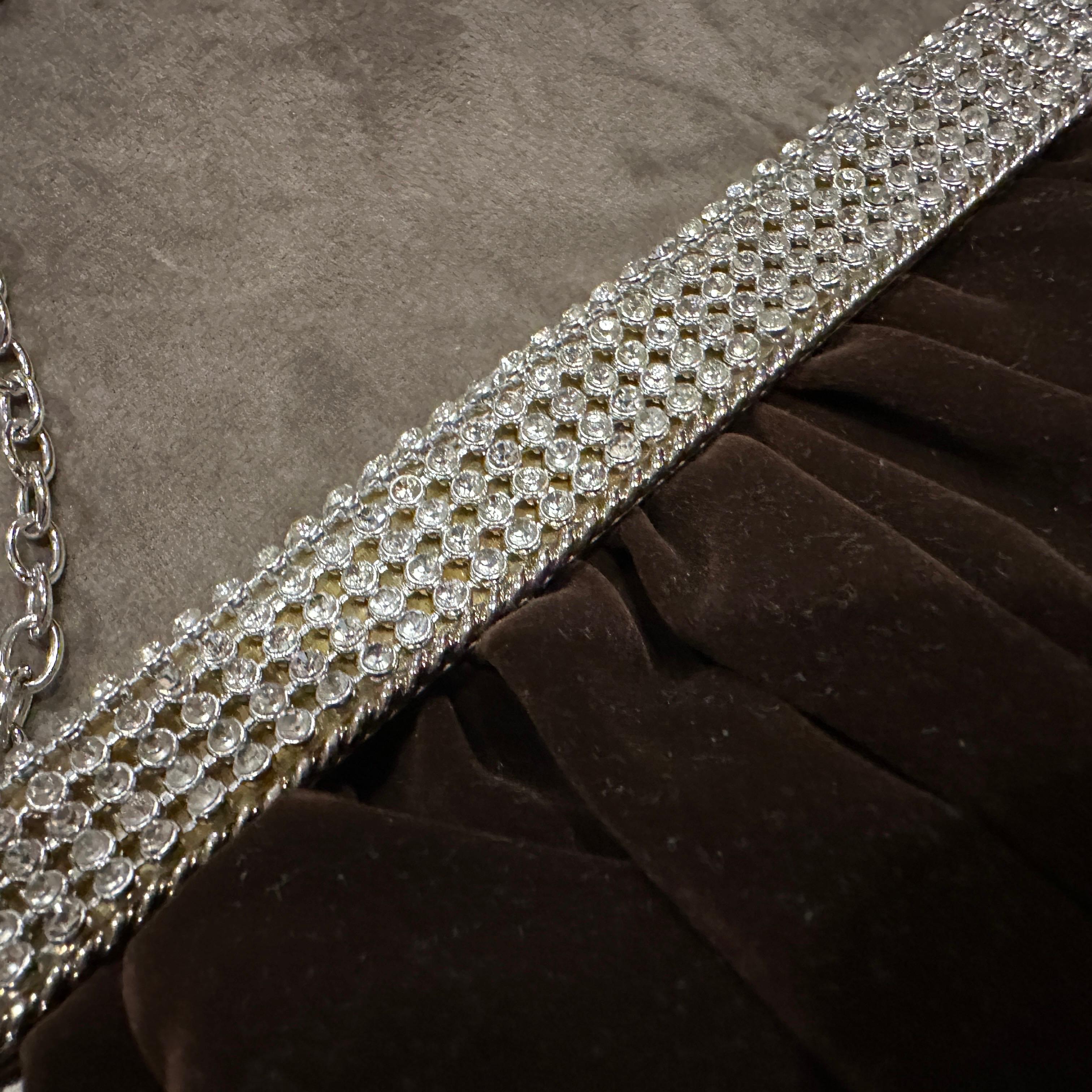 da uomo o donna Un'elegante borsa da sera italiana anni '80 in pelle scamosciata marrone e strass in vendita