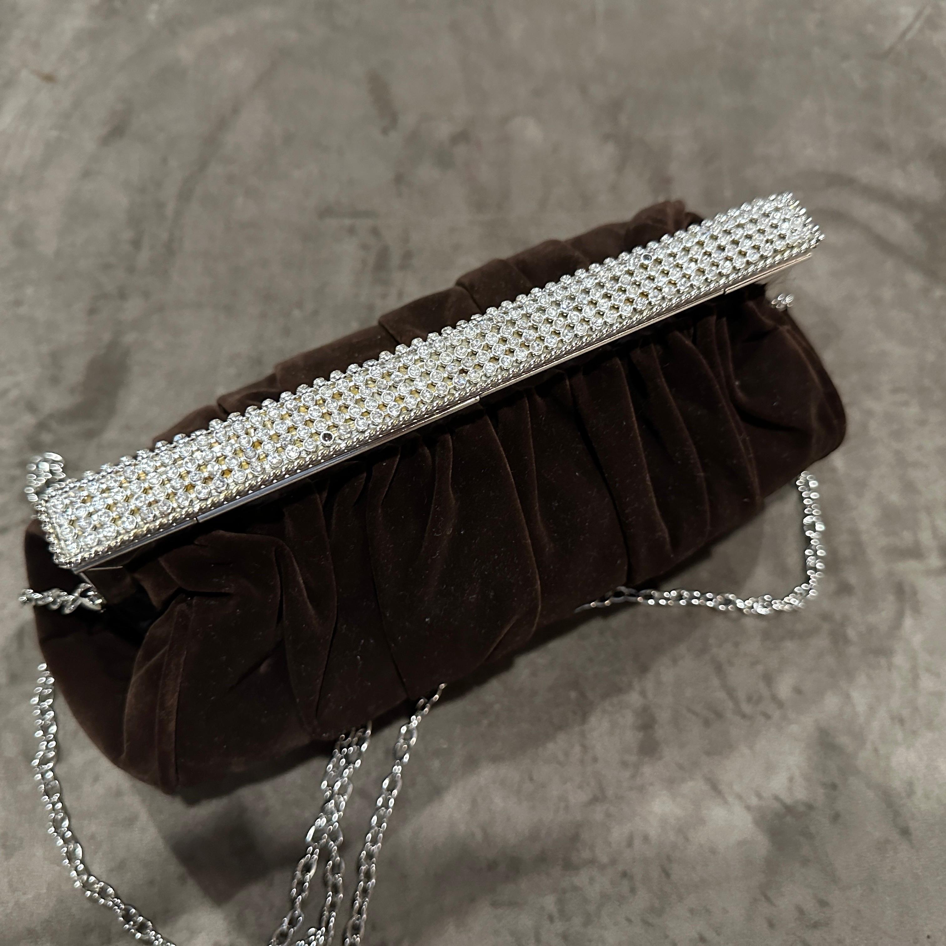 Un'elegante borsa da sera italiana anni '80 in pelle scamosciata marrone e strass in vendita 1