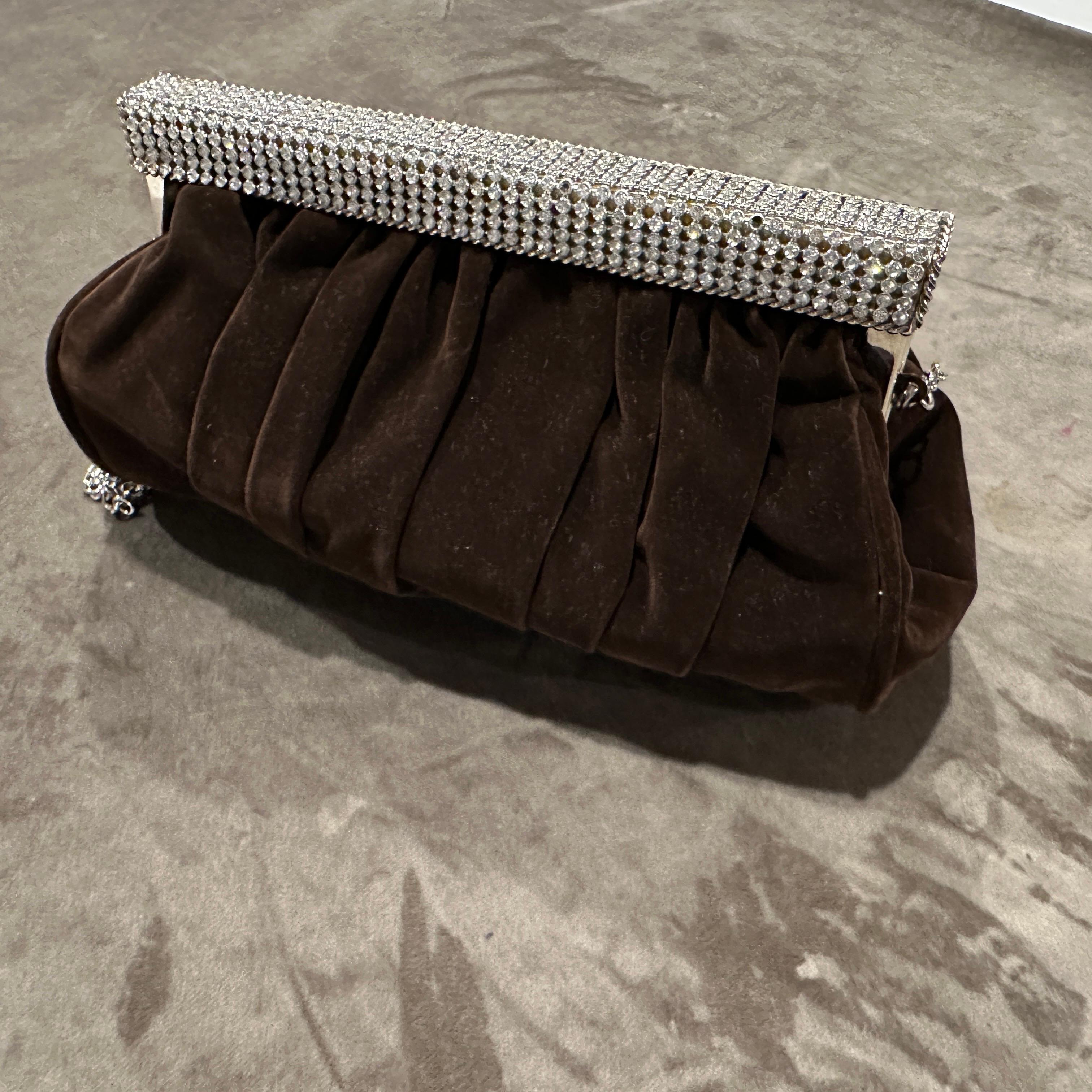 Un'elegante borsa da sera italiana anni '80 in pelle scamosciata marrone e strass in vendita 2