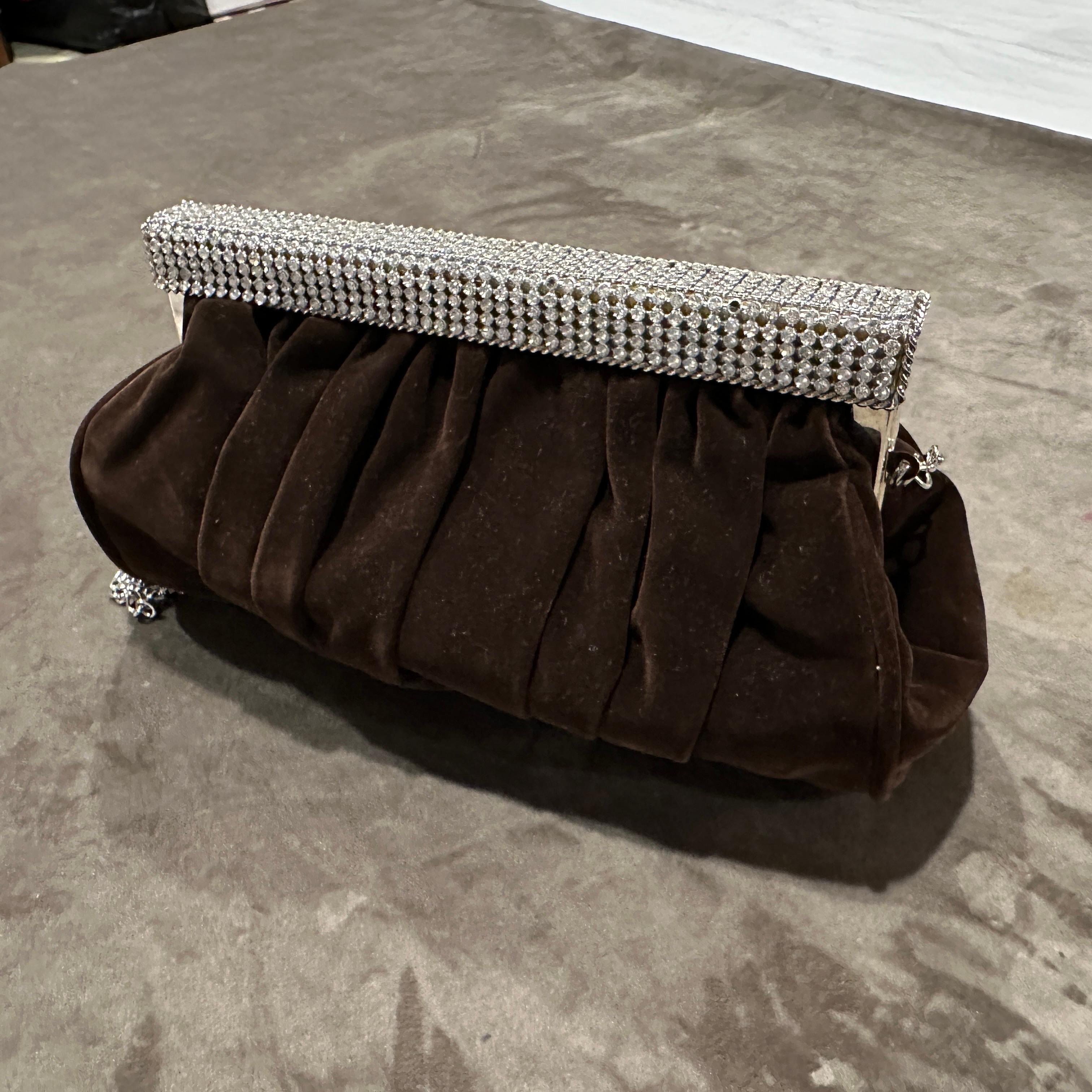 Un'elegante borsa da sera italiana anni '80 in pelle scamosciata marrone e strass in vendita 3