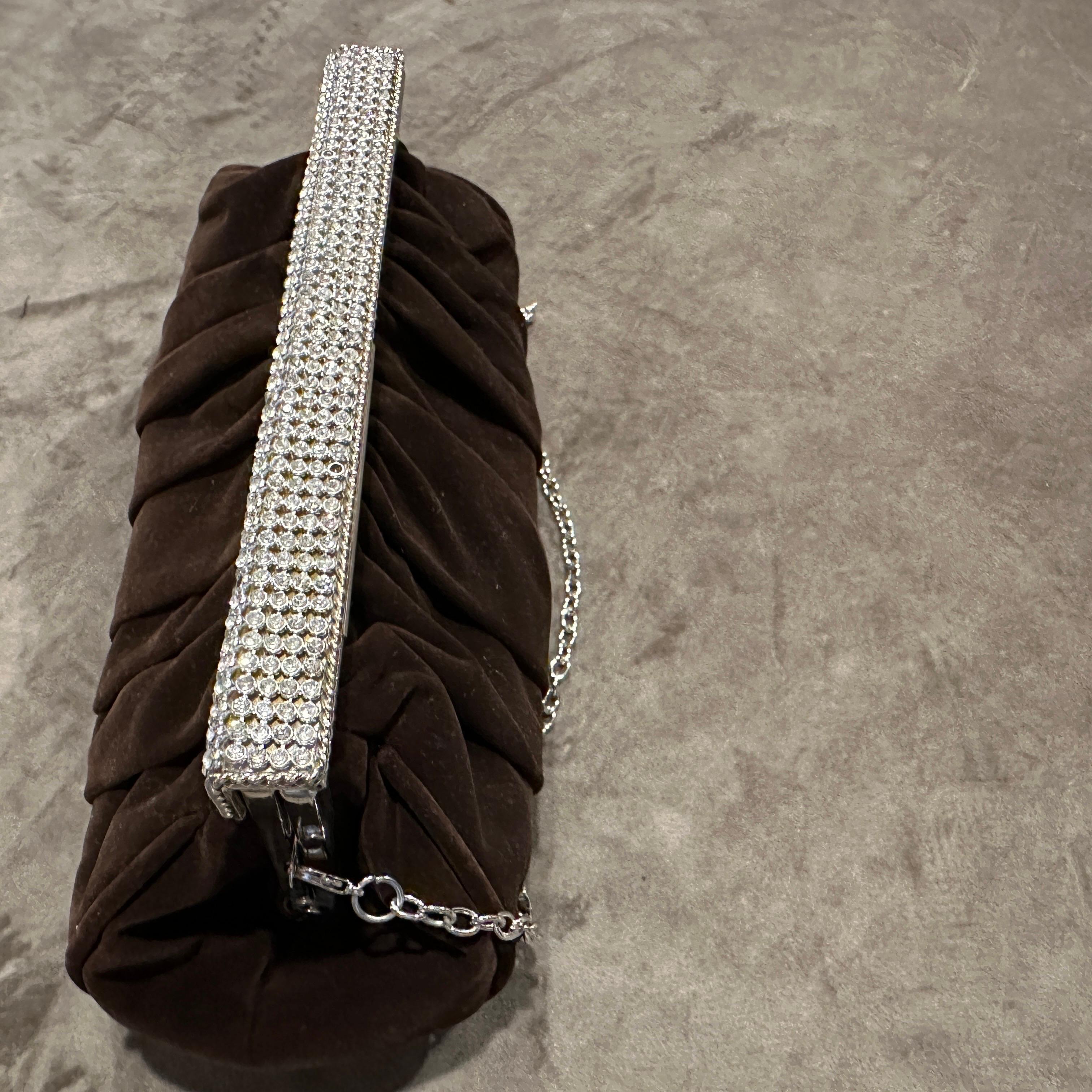 Un'elegante borsa da sera italiana anni '80 in pelle scamosciata marrone e strass in vendita 4