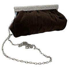 Un'elegante borsa da sera italiana anni '80 in pelle scamosciata marrone e strass