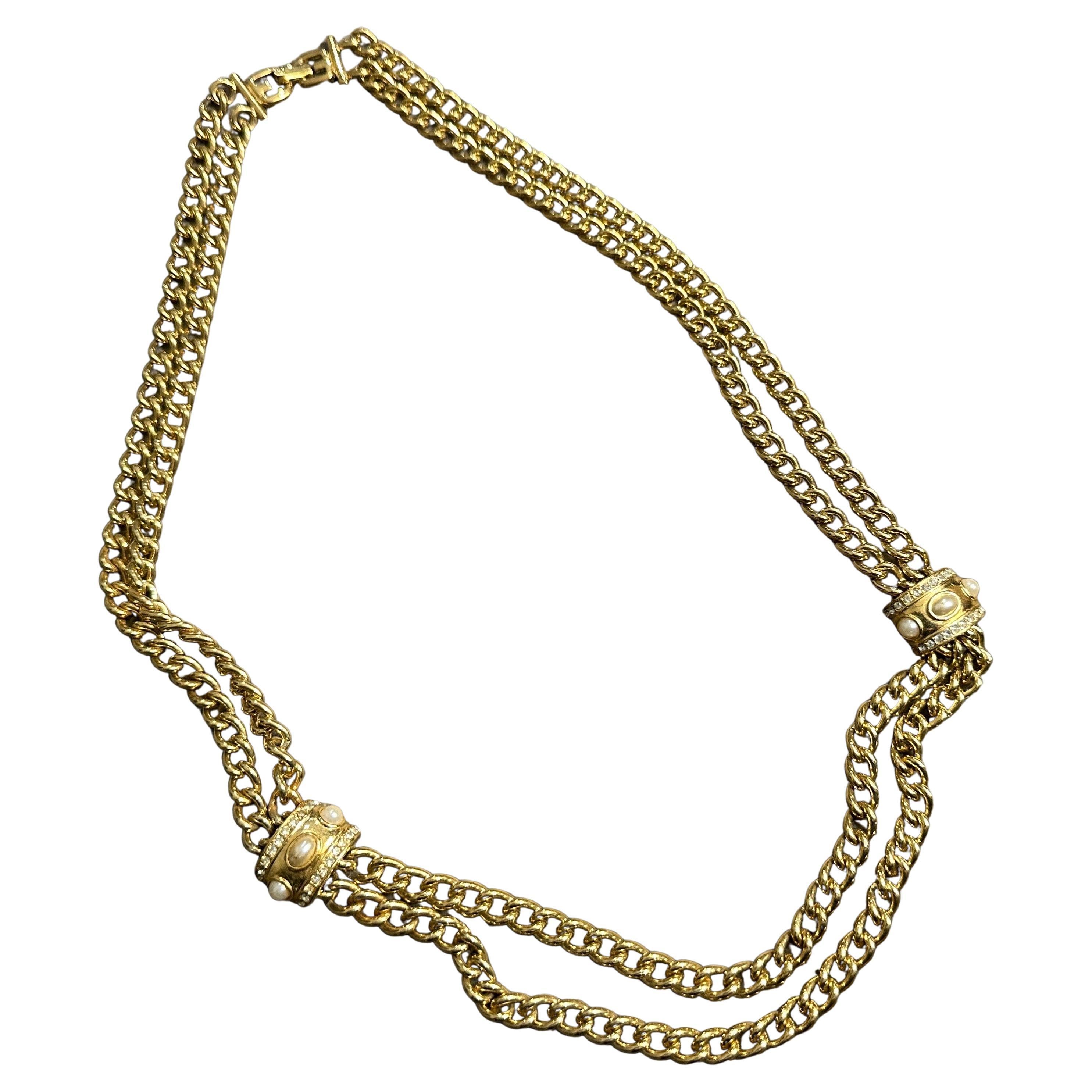 Questa è una collana in metallo dorato degli anni '80 di Givenchy, che incarna la moda audace e glamour dell'epoca. La collana presenta un design a catena stratificato, realizzato in metallo dorato che emana lusso e raffinatezza. Le catene sono