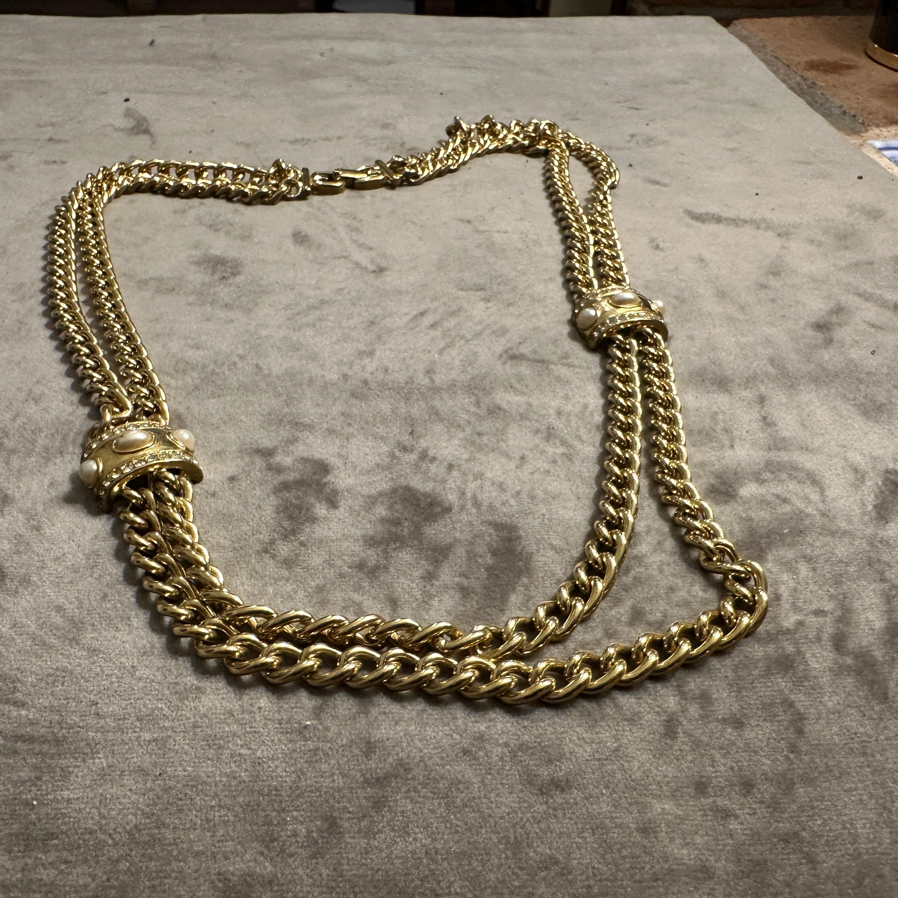 Un'elegante collana anni '80 in metallo dorato di Givenchy In condizioni ottime in vendita a Aci Castello, IT