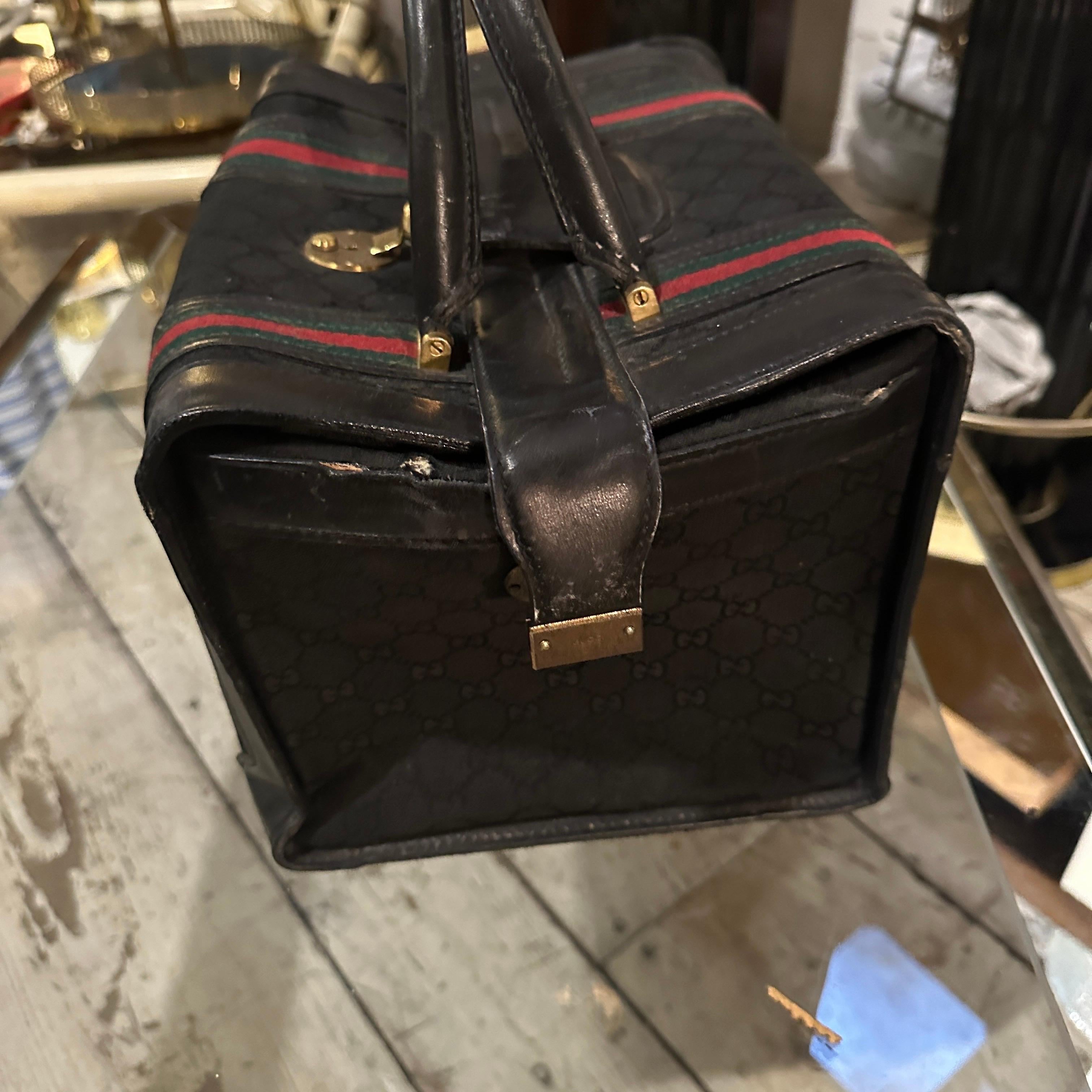 An Elegant 1980s Leather Small Travel Bag By Gucci In Good Condition For Sale In Aci Castello, IT