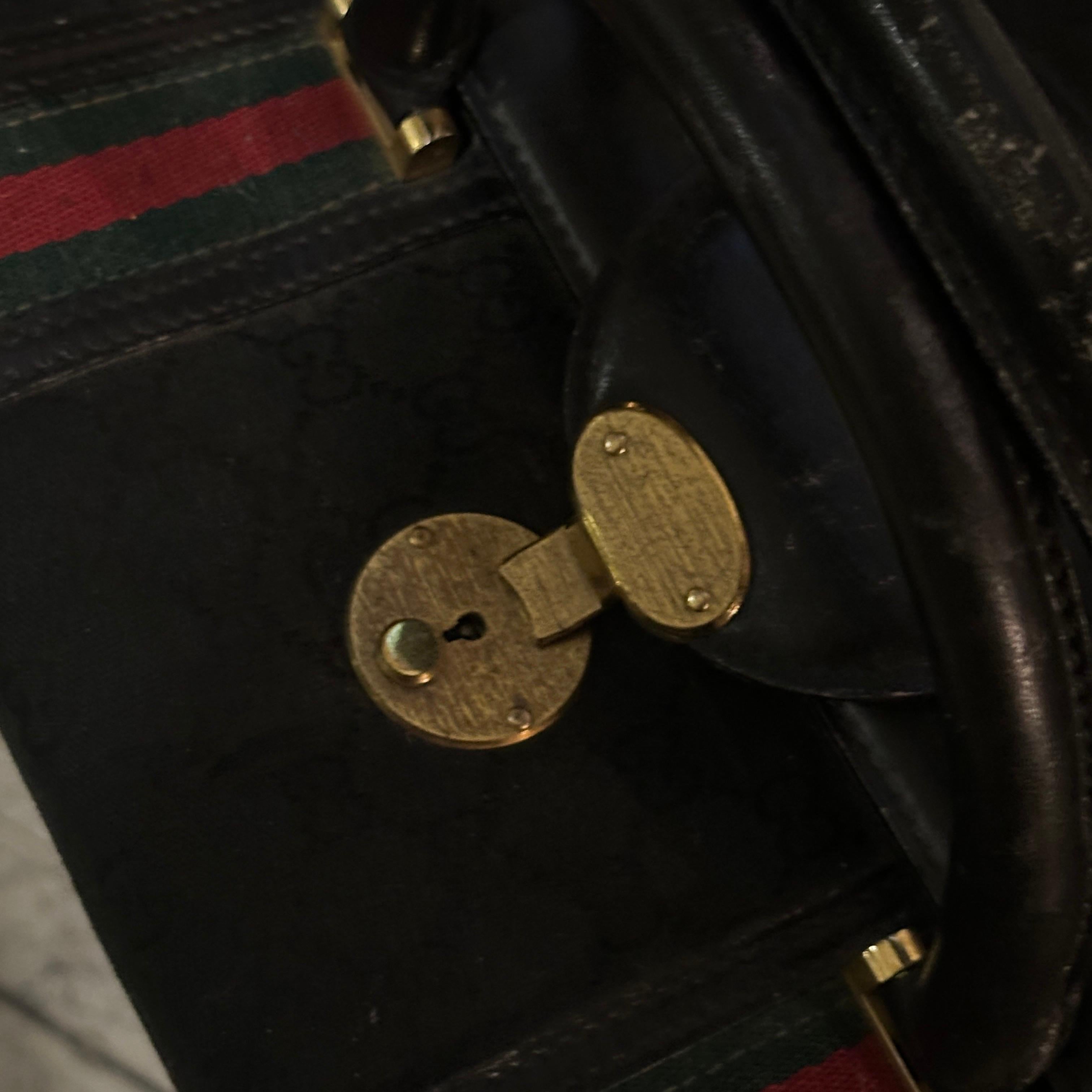 Women's or Men's An Elegant 1980s Leather Small Travel Bag By Gucci For Sale