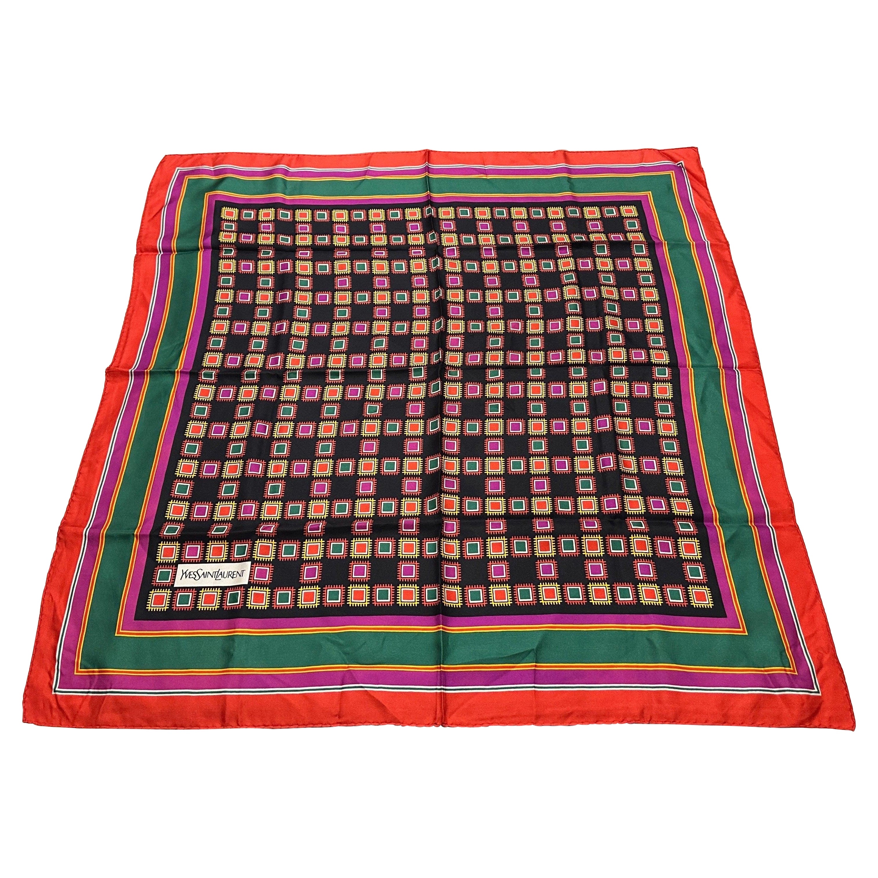 Elégante écharpe en soie à imprimé géométrique vibrant des années 1990 par Yves Saint Laurent en vente