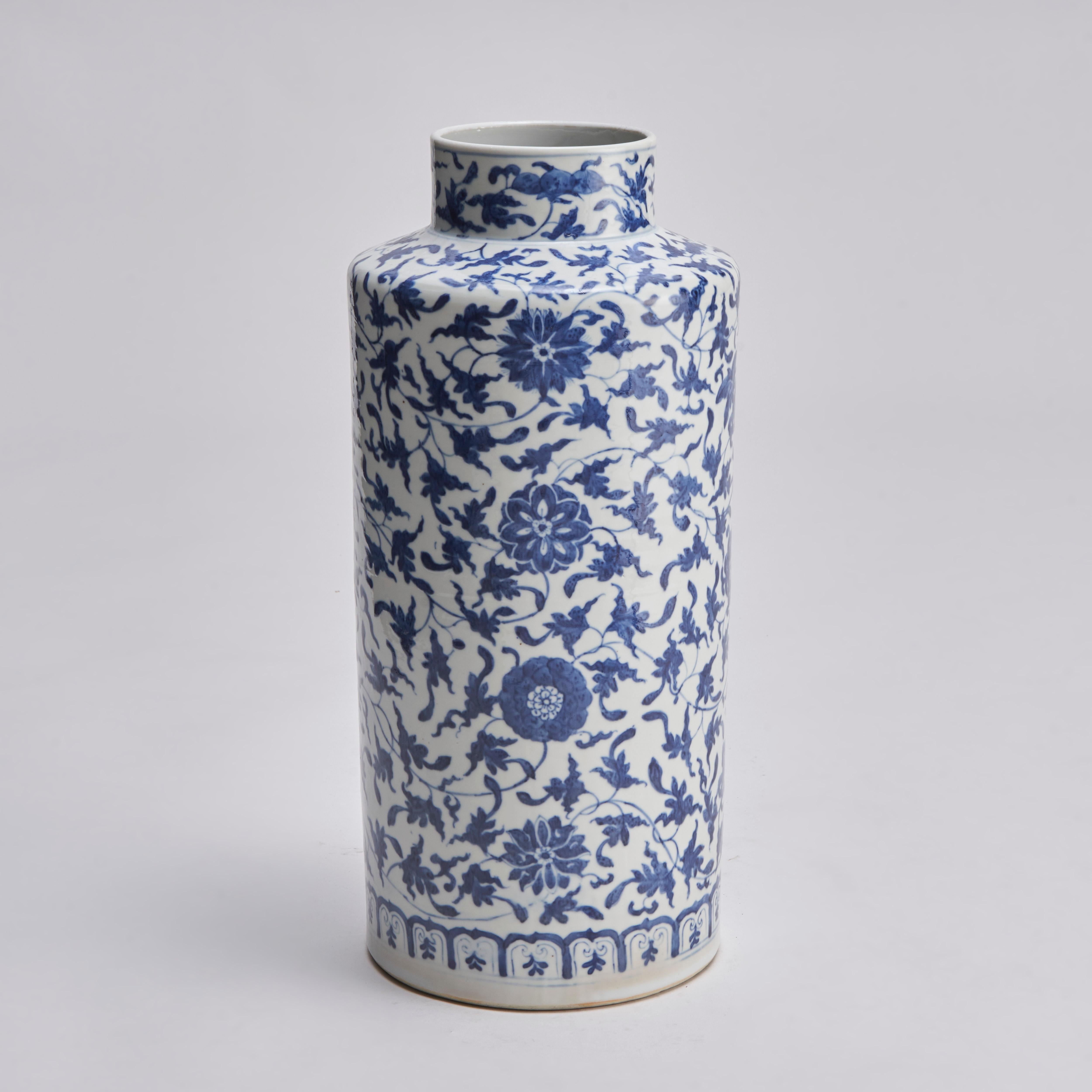 An elegant, 19th Century Chinese blue and white porcelain sleeve (Tongping) vase In Good Condition For Sale In London, GB