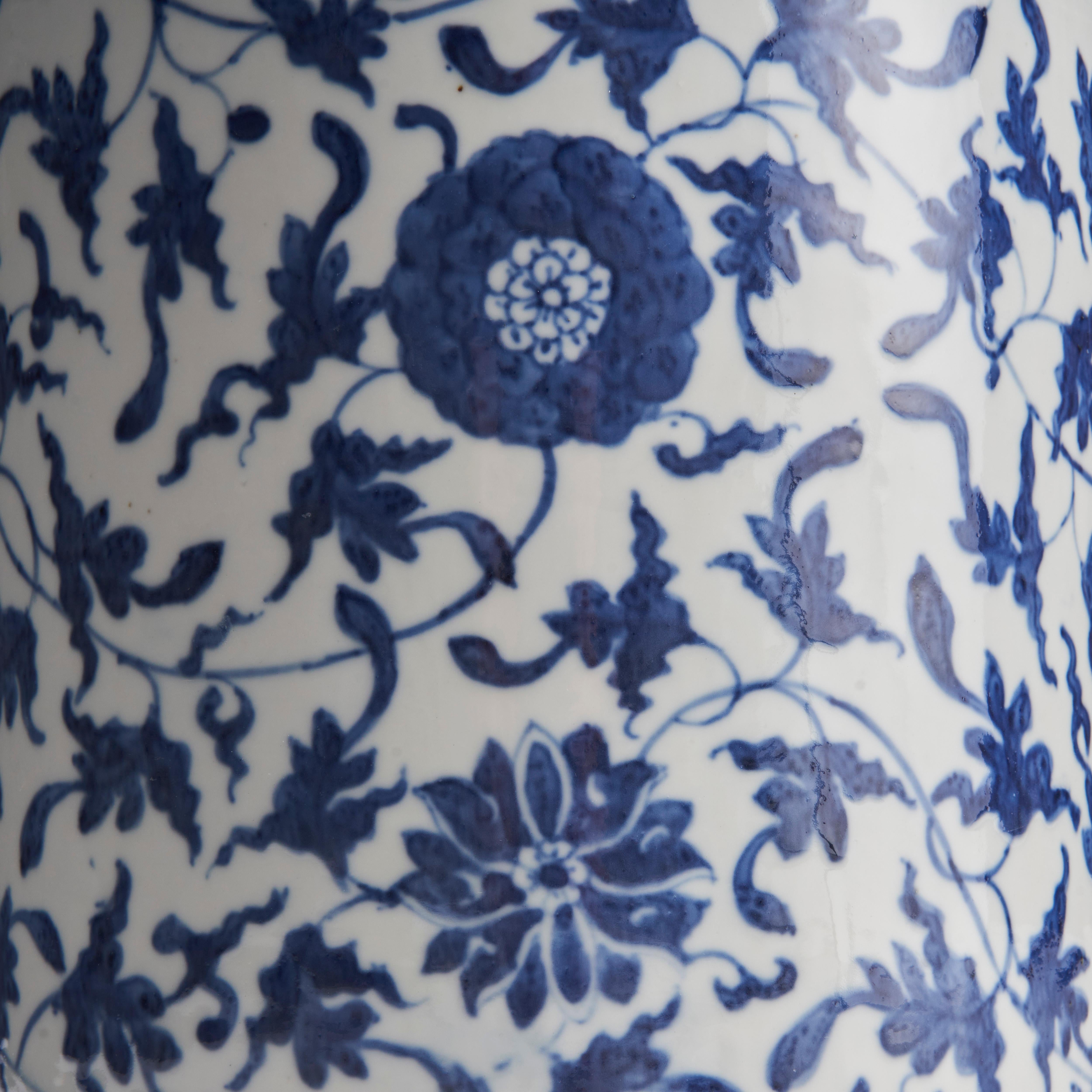 An elegant, 19th Century Chinese blue and white porcelain sleeve (Tongping) vase For Sale 1