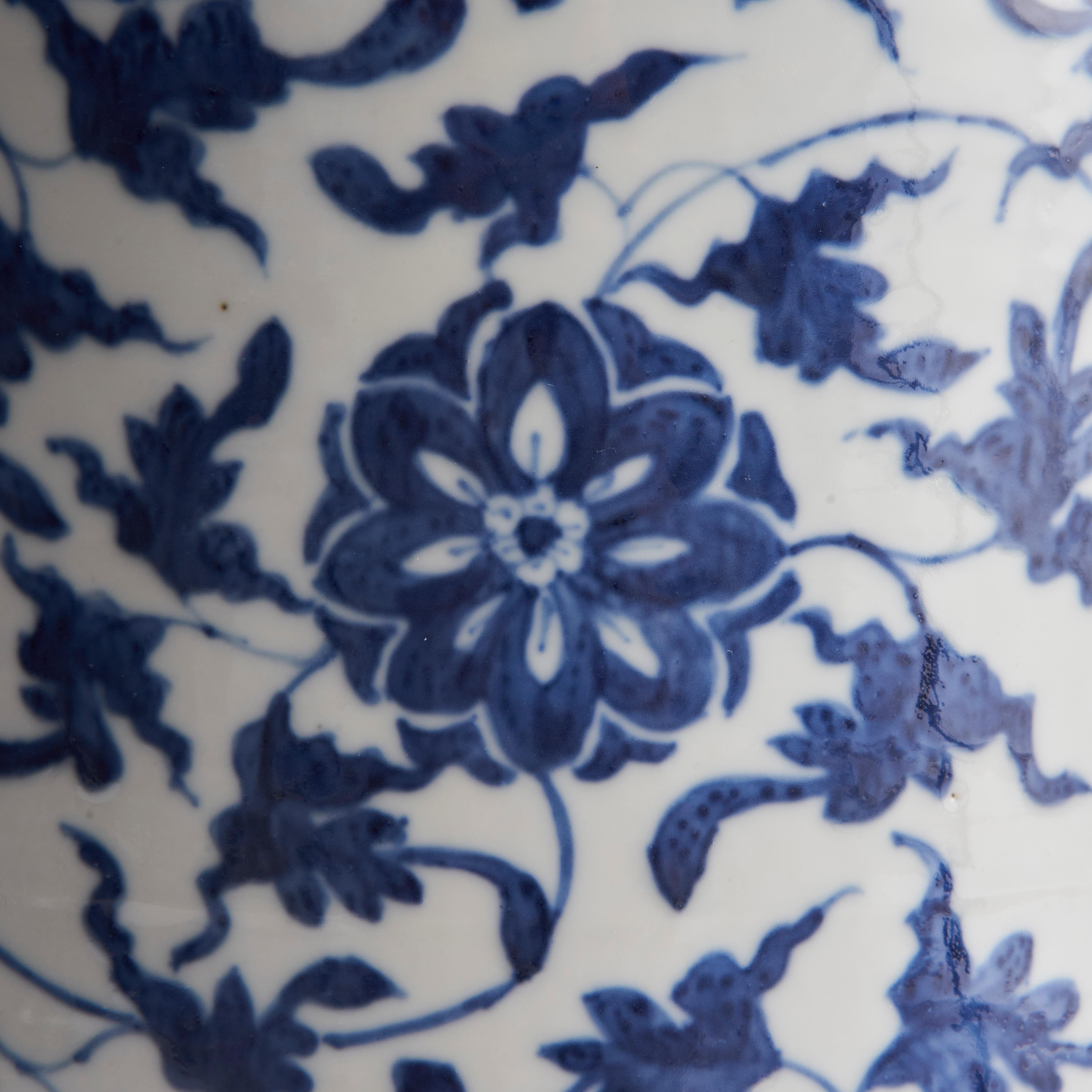 An elegant, 19th Century Chinese blue and white porcelain sleeve (Tongping) vase For Sale 2