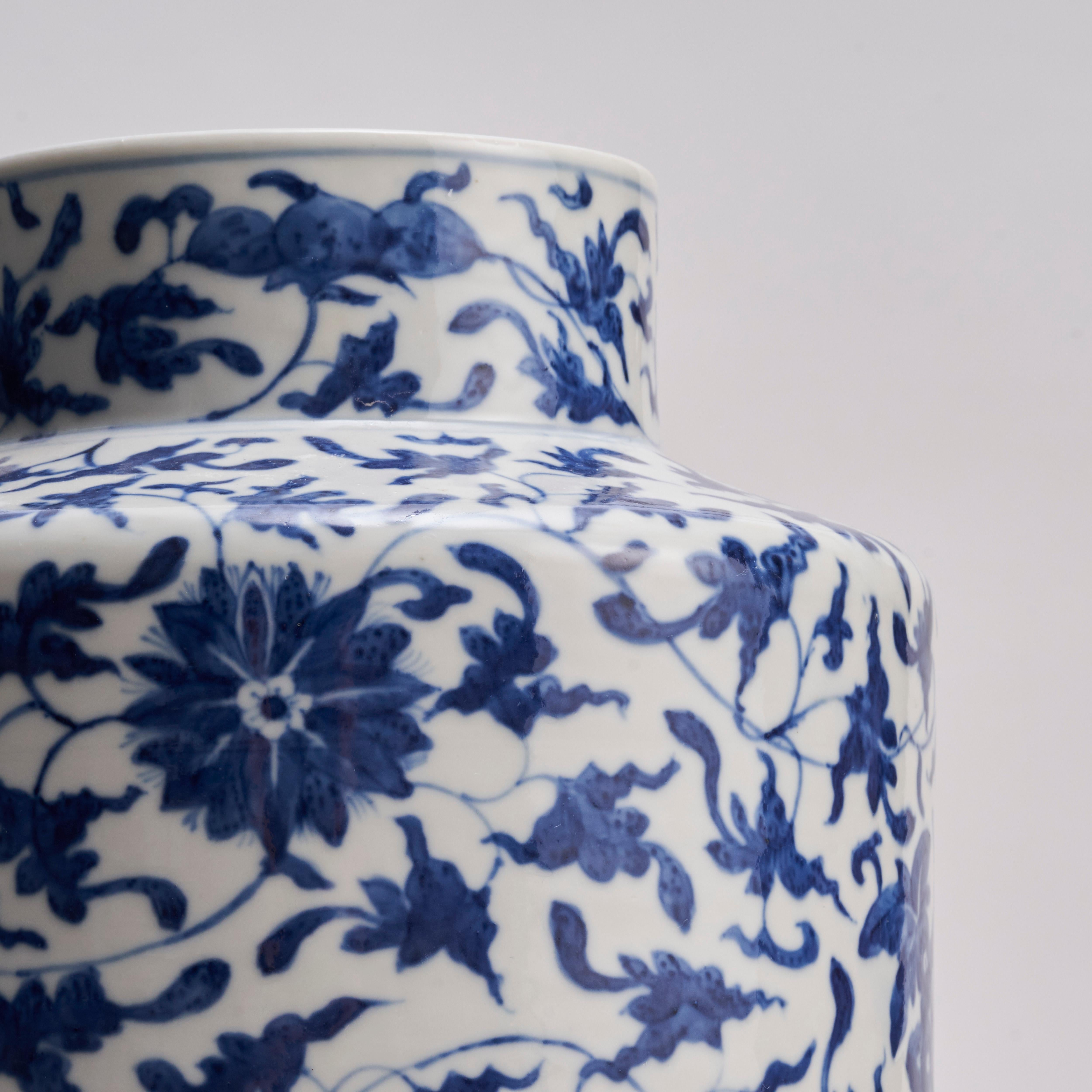 An elegant, 19th Century Chinese blue and white porcelain sleeve (Tongping) vase For Sale 3