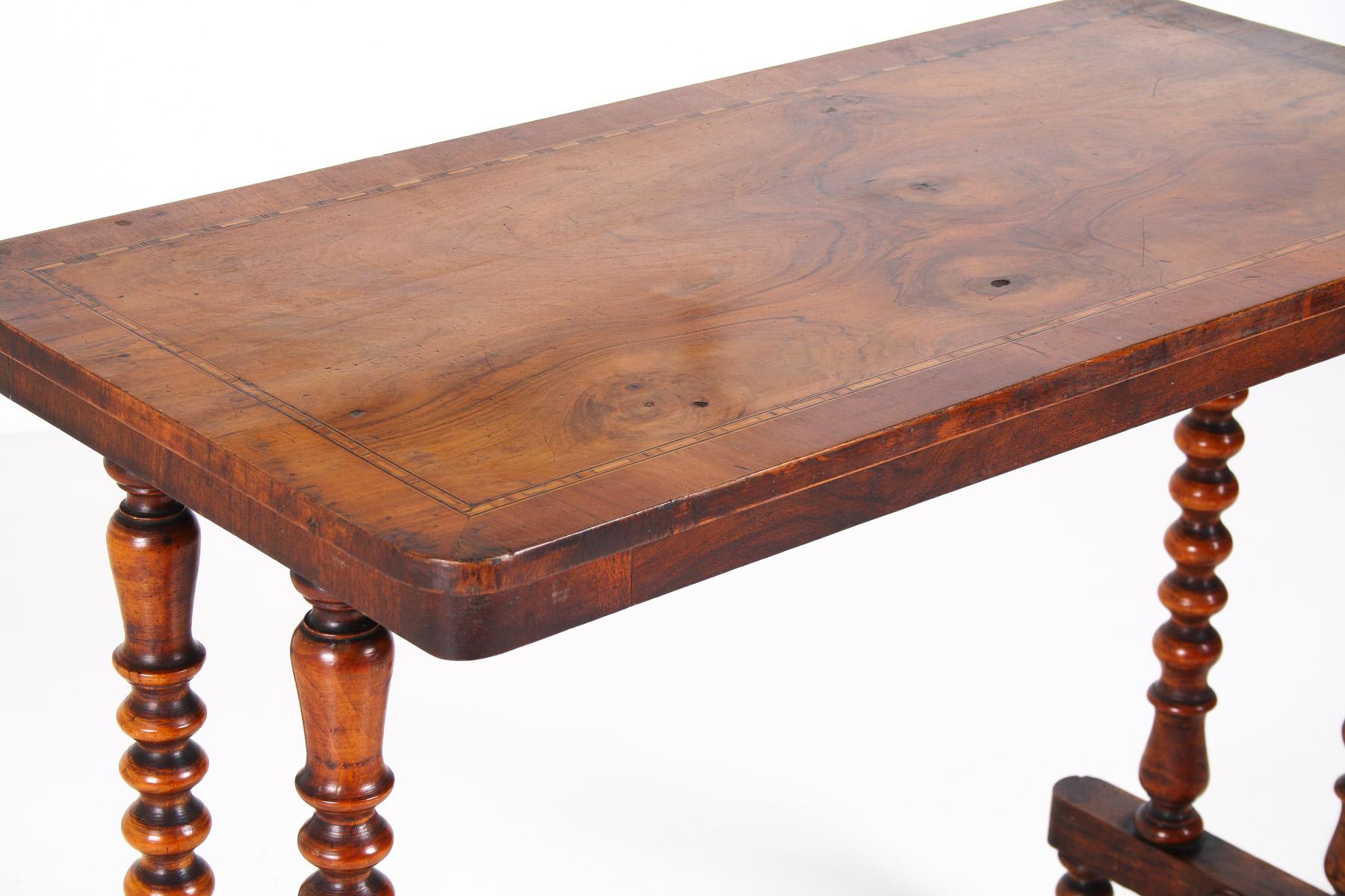 Ein eleganter Beistelltisch aus gemasertem Nussbaumholz des 19. im Angebot 4