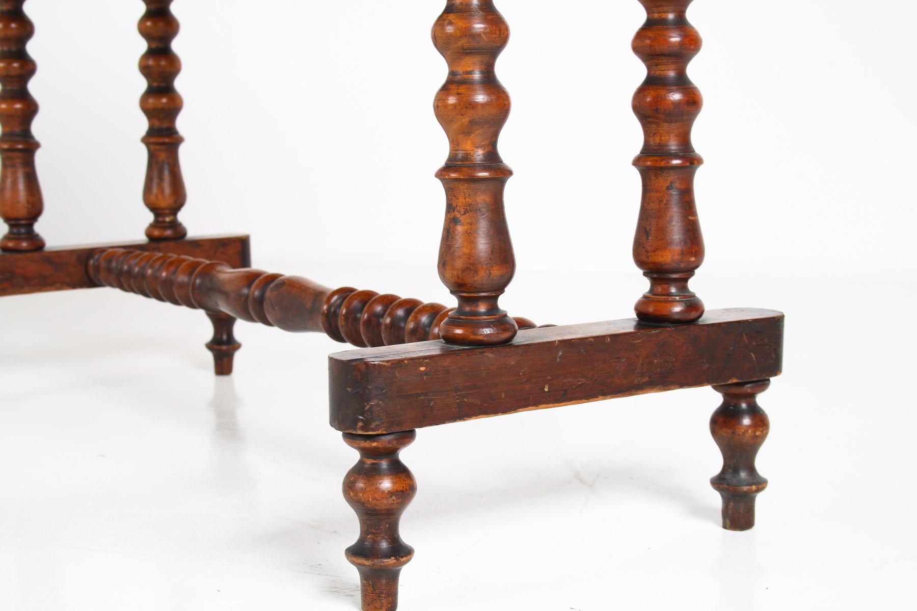 Ein eleganter Beistelltisch aus gemasertem Nussbaumholz des 19. im Angebot 10