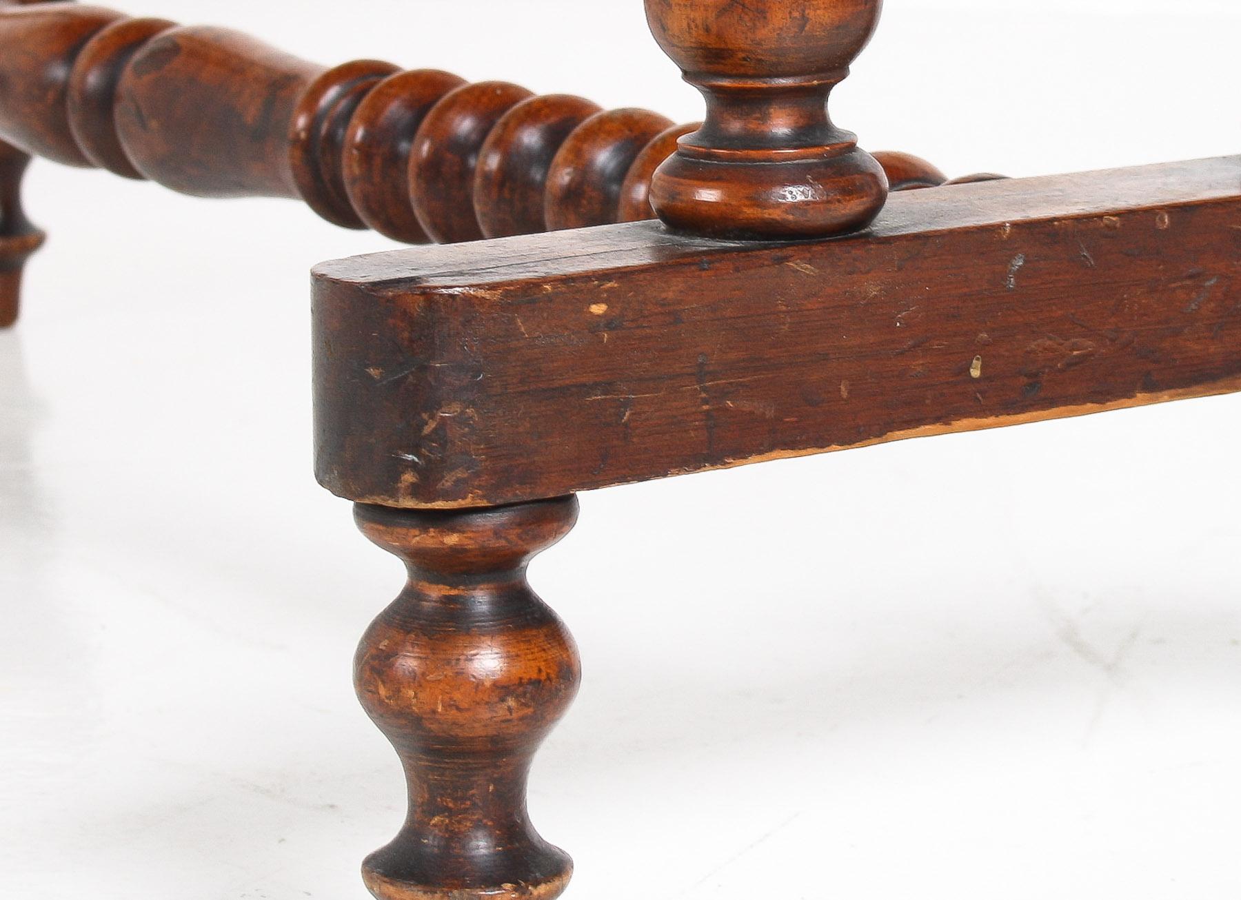 Ein eleganter Beistelltisch aus gemasertem Nussbaumholz des 19. im Angebot 11