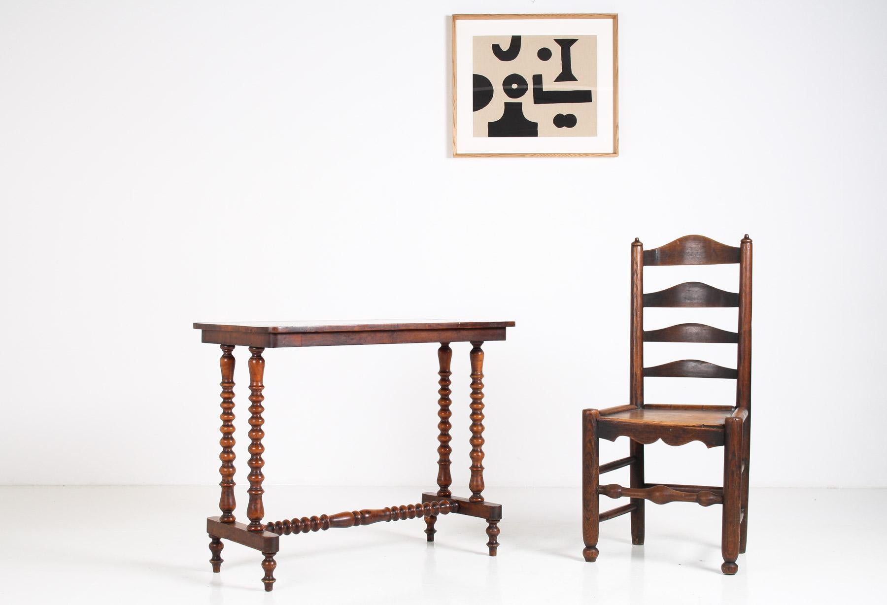 Ein eleganter Beistelltisch aus gemasertem Nussbaumholz des 19. im Angebot 13