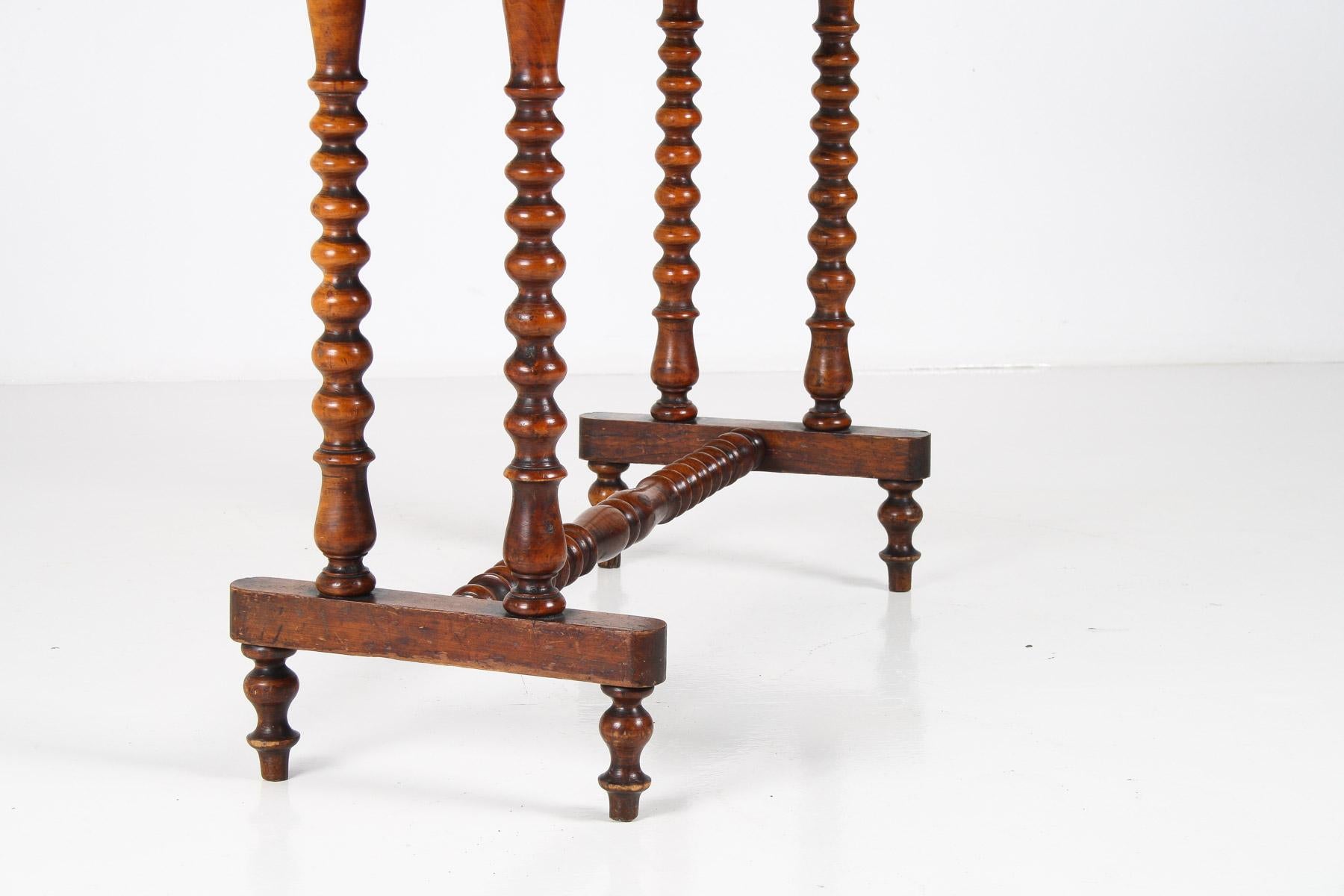 Ein eleganter Beistelltisch aus gemasertem Nussbaumholz des 19. (Holz) im Angebot