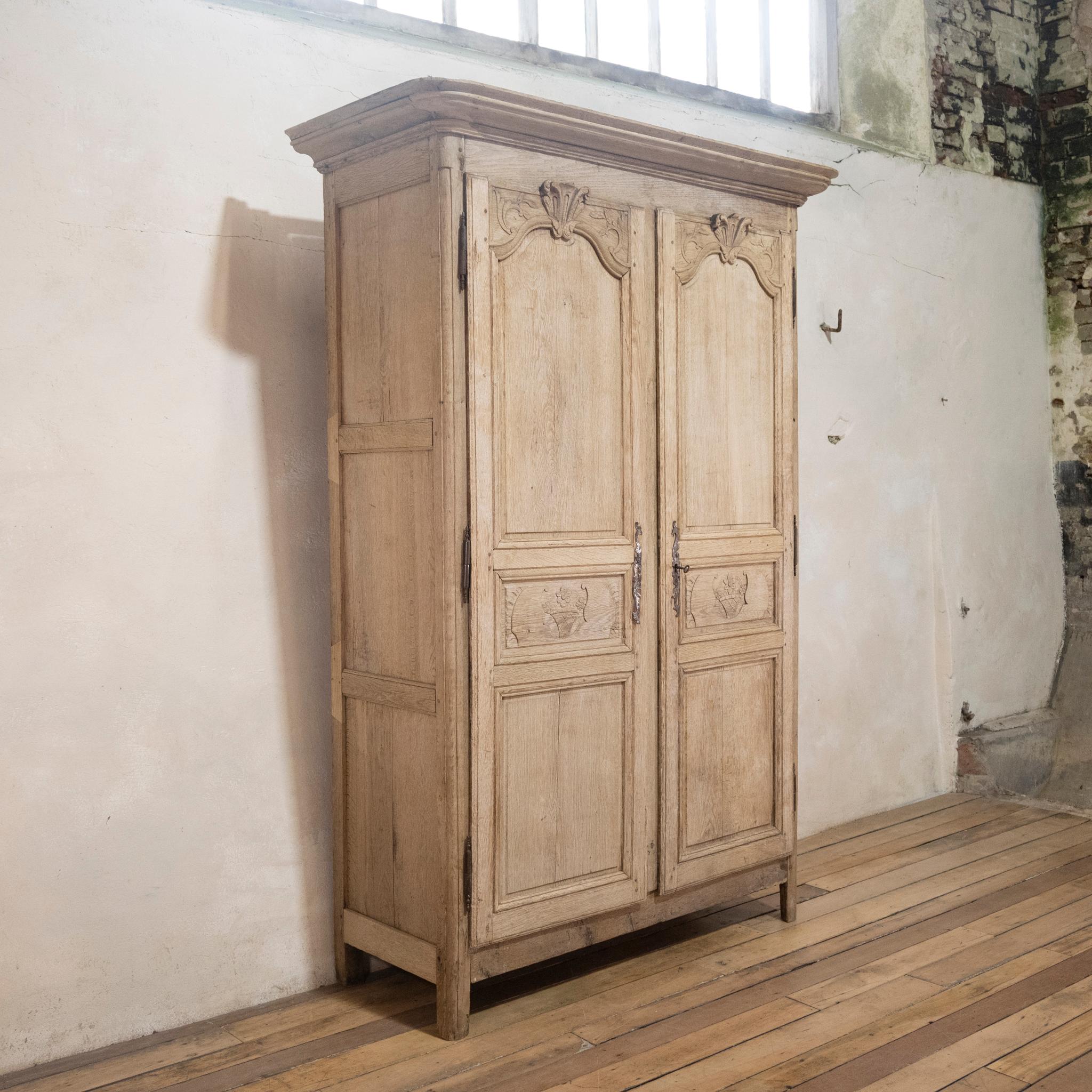 Elegant 19th-Century French Oak Normandy Marriage Armoire In Good Condition In Basingstoke, Hampshire