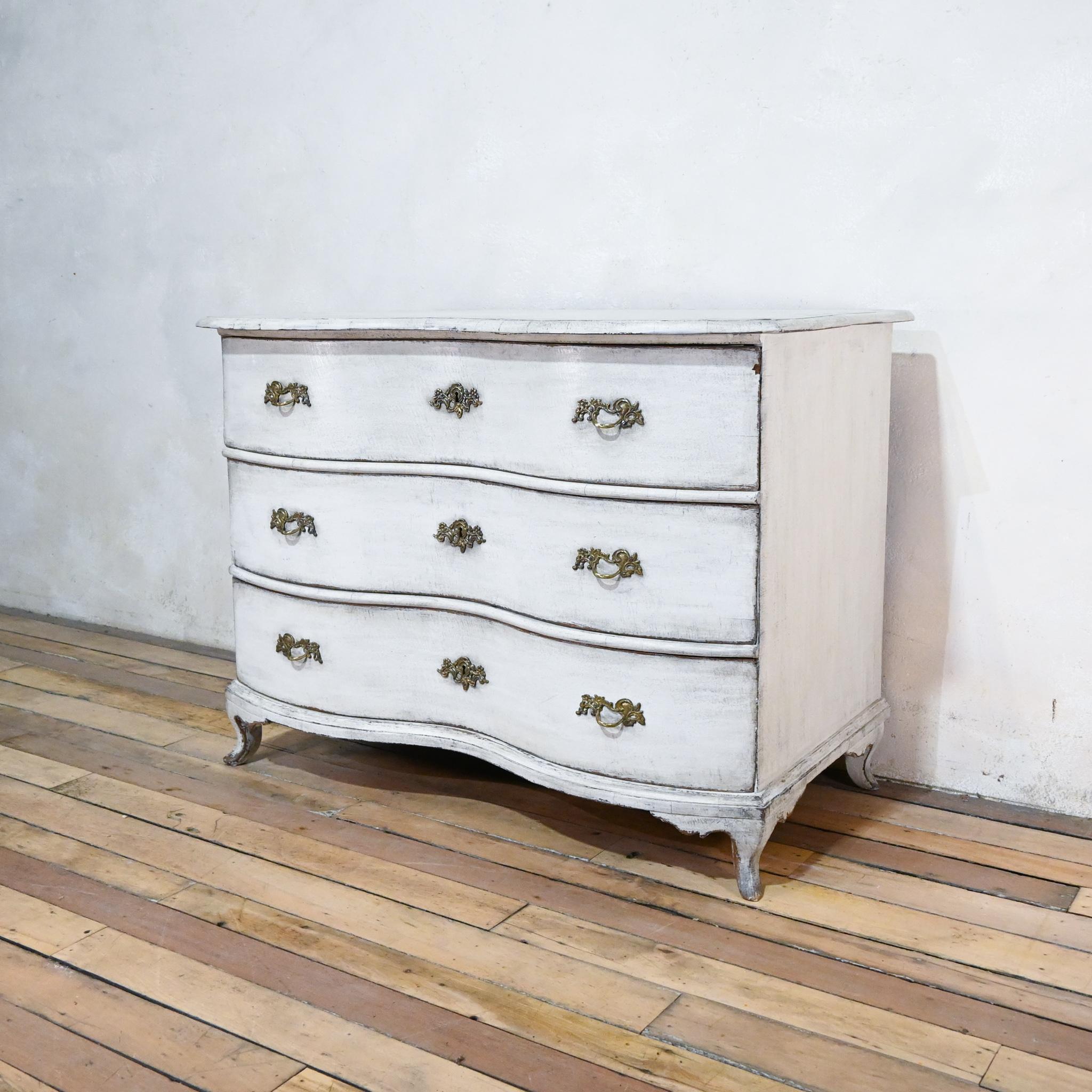19th Century German Rococo Serpentine Bow Fronted White Painted Commode  For Sale 3