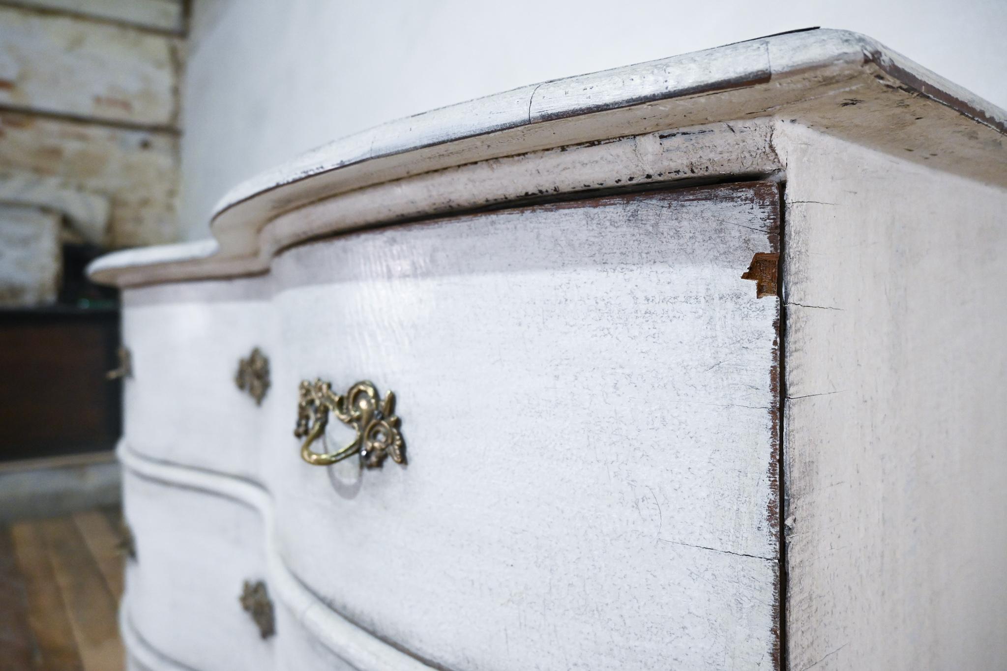 19th Century German Rococo Serpentine Bow Fronted White Painted Commode  For Sale 4