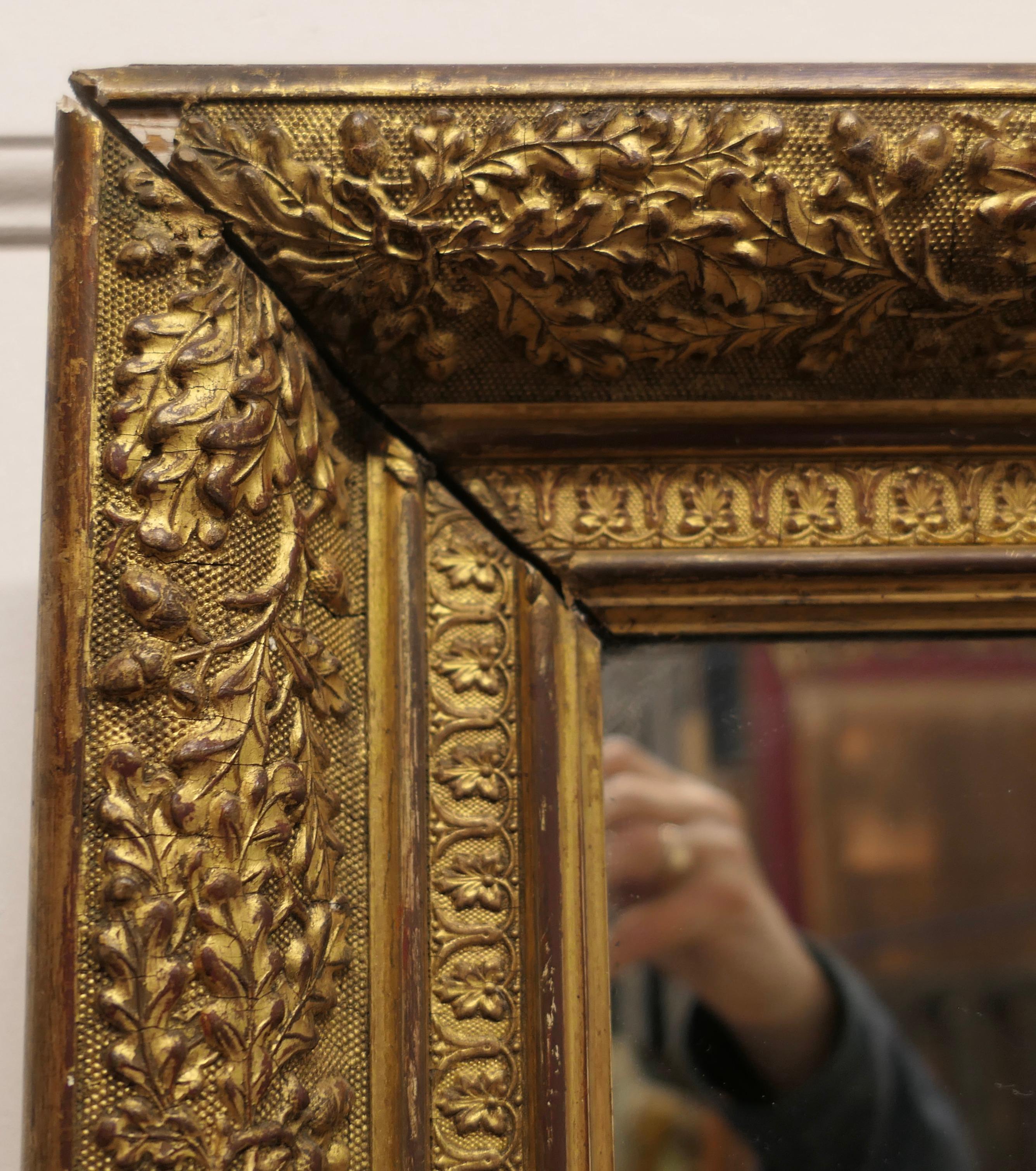 XIXe siècle Elegance d'un miroir mural doré du 19e siècle    en vente